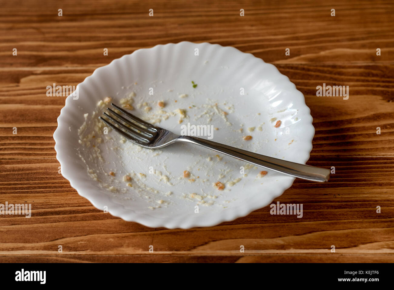 Leeren Teller Mit Essen Reste Nach Dem Essen Auf Einen Holzernen Tisch Stockfotografie Alamy