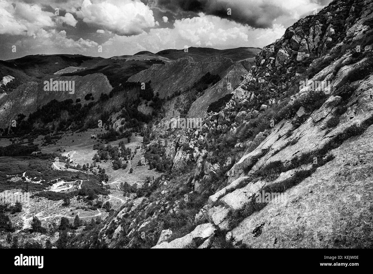 Schwarze und weiße Berge: Berge in Albanien an der Grenze zu Mazedonien: shebenik jablanice Nationalpark Stockfoto