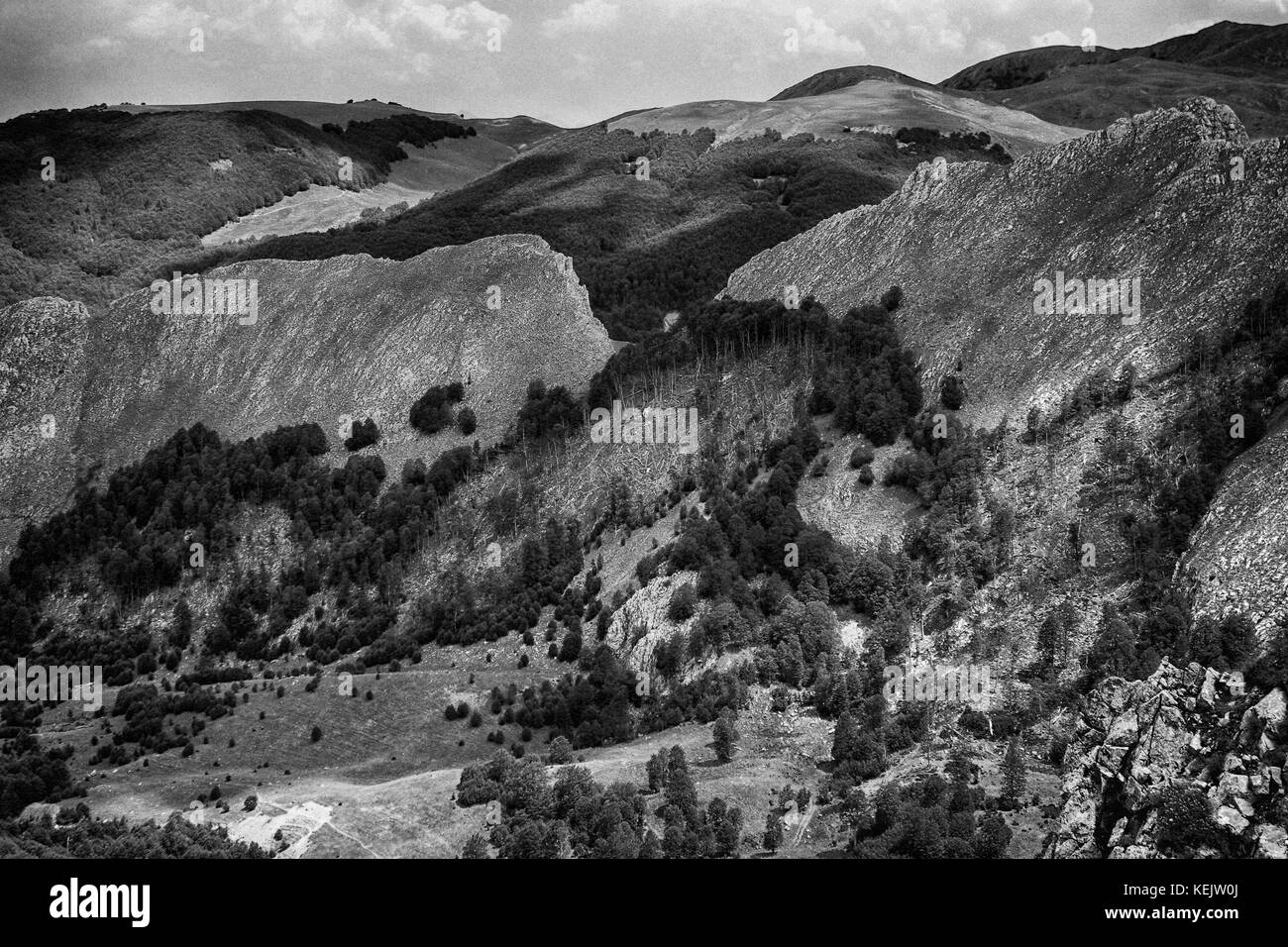 Schwarze und weiße Berge: Berge in Albanien an der Grenze zu Mazedonien: shebenik jablanice Nationalpark Stockfoto