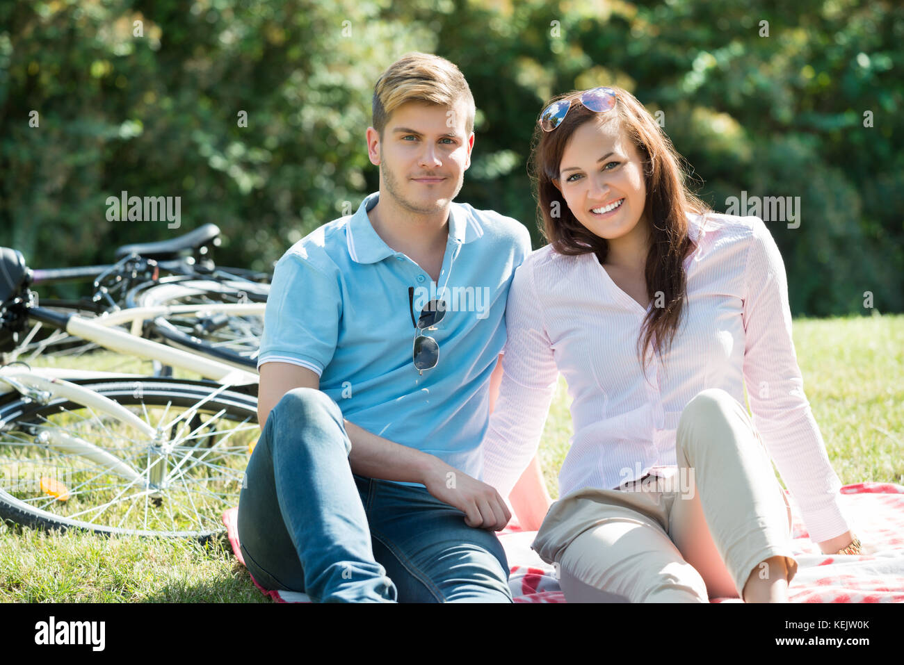 Portrait von Lächelnden jungen Paar in Park Stockfoto