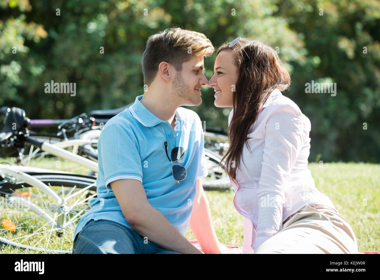 Romantische Liebe Junges Paar an Einander in Park Stockfoto