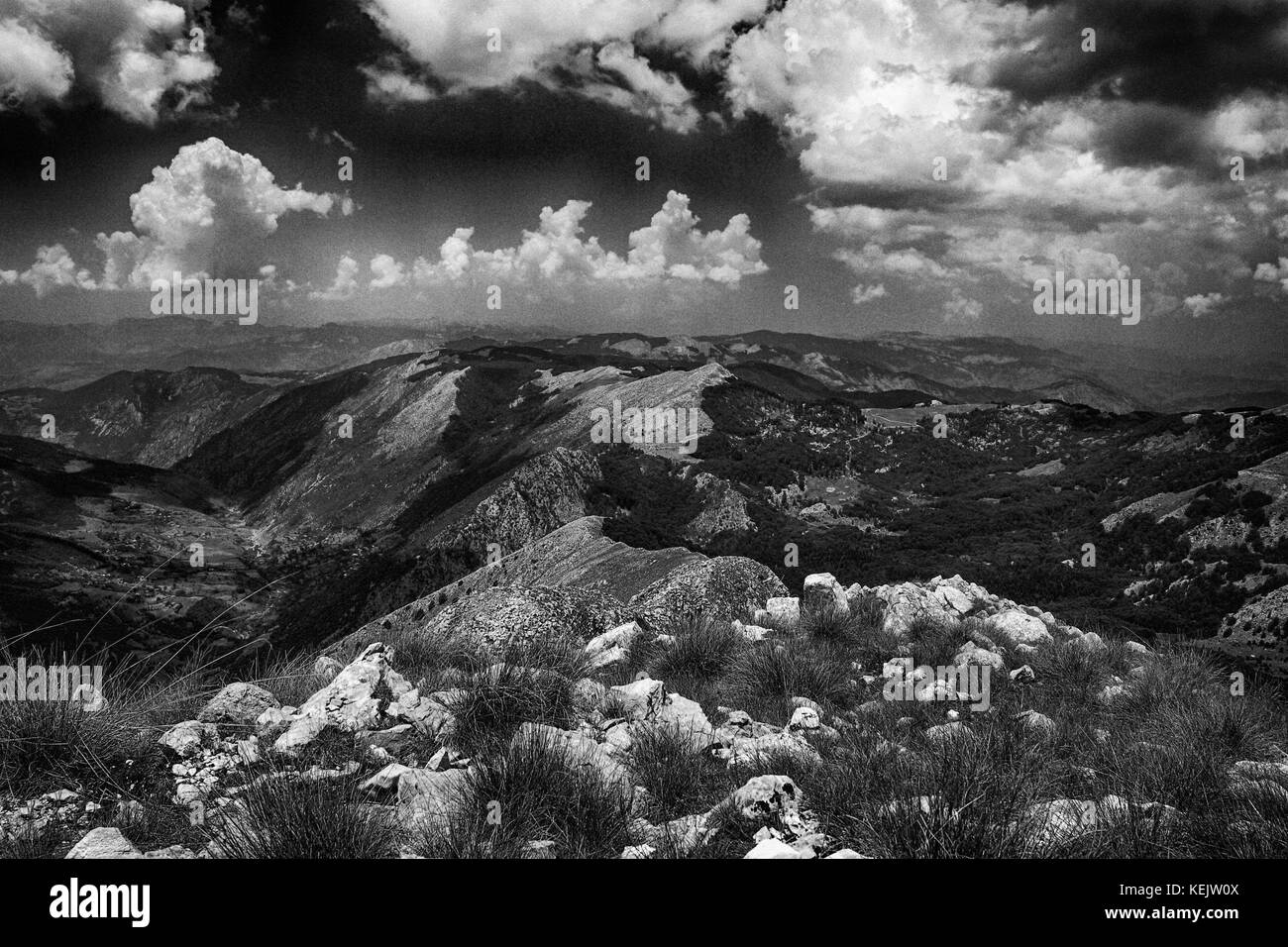Schwarze und weiße Berge: Berge in Albanien an der Grenze zu Mazedonien: shebenik jablanice Nationalpark Stockfoto