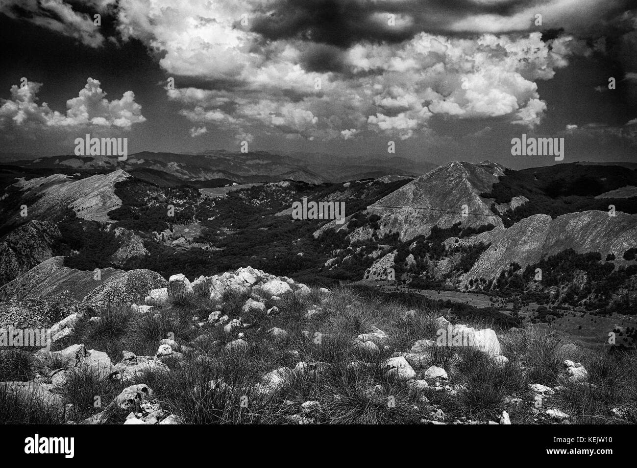 Schwarze und weiße Berge: Berge in Albanien an der Grenze zu Mazedonien: shebenik jablanice Nationalpark Stockfoto