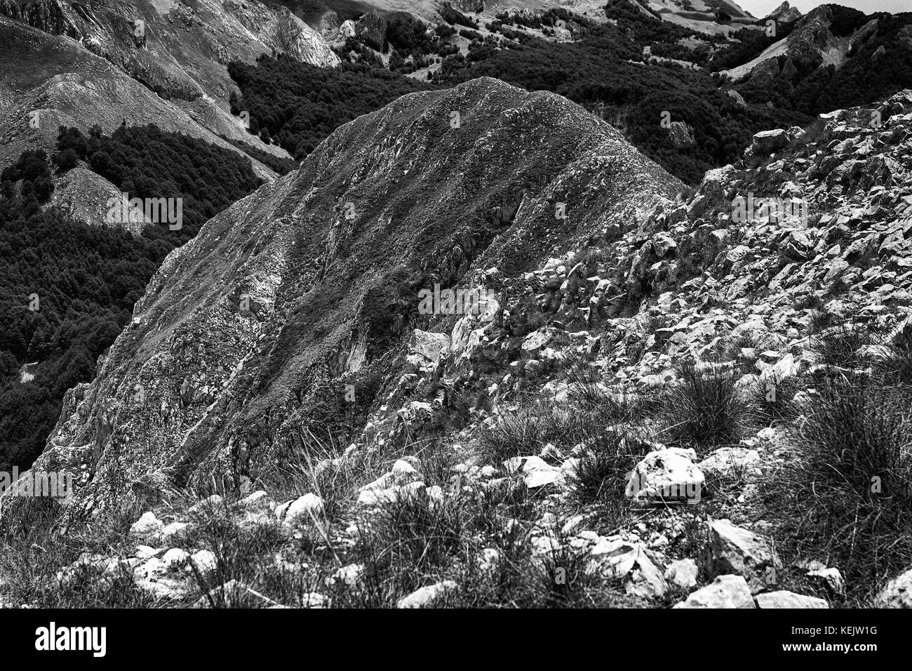Schwarze und weiße Berge: Berge in Albanien an der Grenze zu Mazedonien: shebenik jablanice Nationalpark Stockfoto