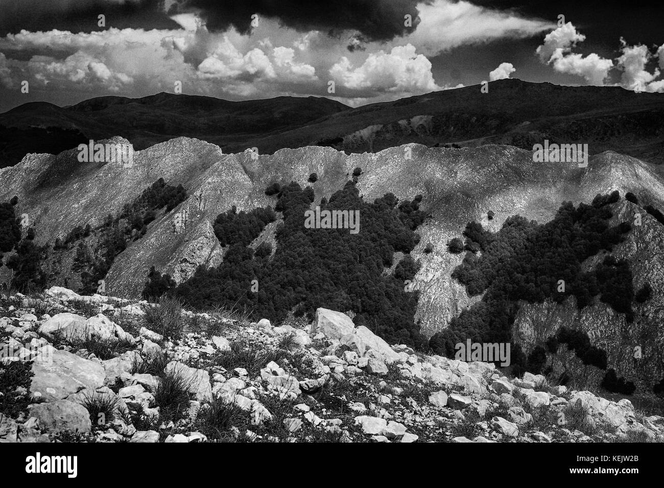 Schwarze und weiße Berge: Berge in Albanien an der Grenze zu Mazedonien: shebenik jablanice Nationalpark Stockfoto