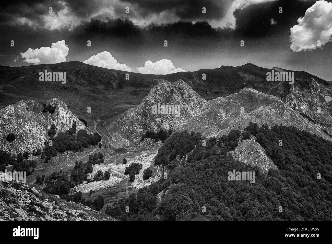 Schwarze und weiße Berge: Berge in Albanien an der Grenze zu Mazedonien: shebenik jablanice Nationalpark Stockfoto