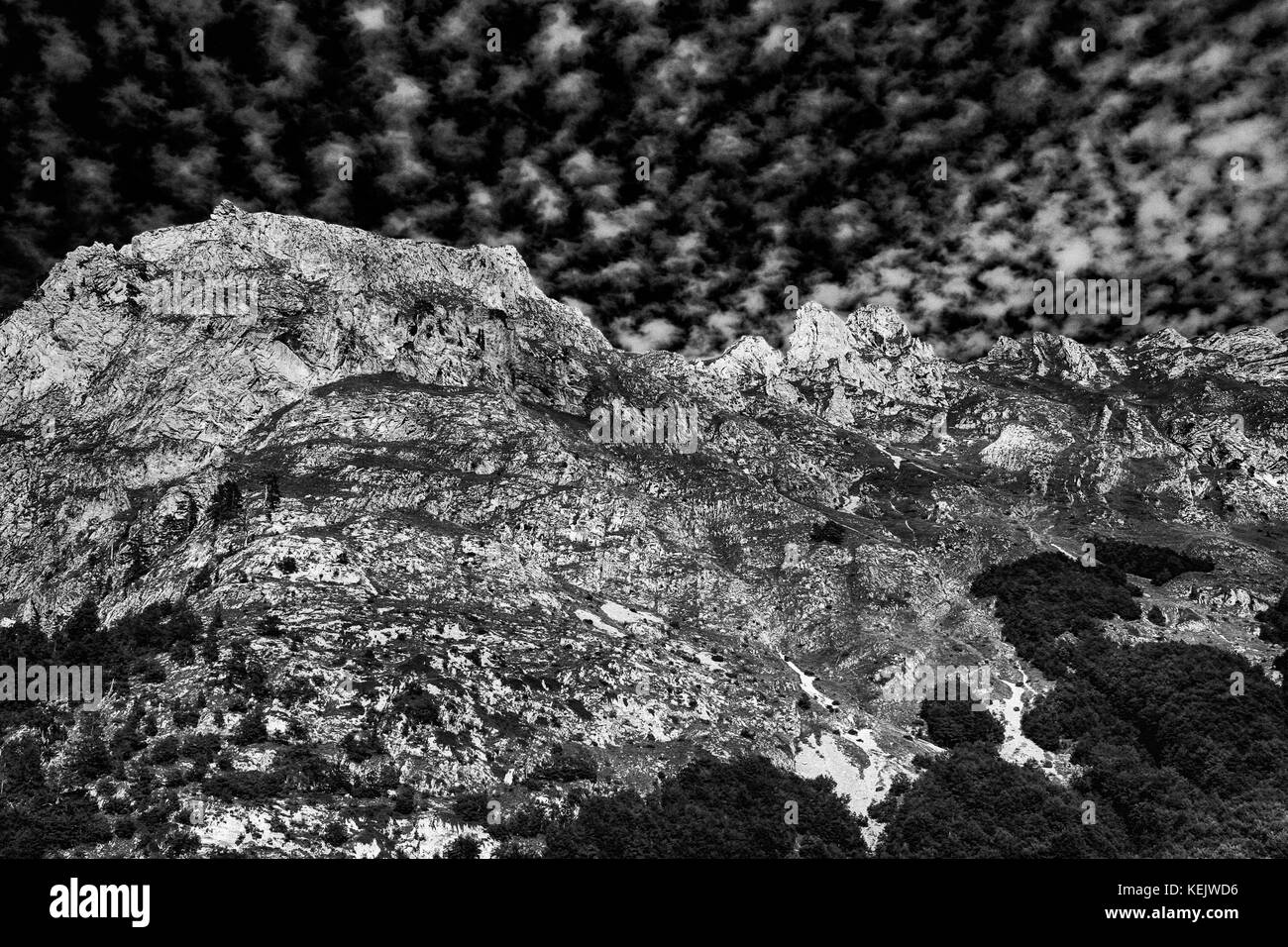 Schwarz und Weiß in prokletije/bjeshket e namuna Berge (verflucht Berge oder Verfluchten Berge oder Albanische Alpen) an der Grenze zwischen Albanien, m Stockfoto