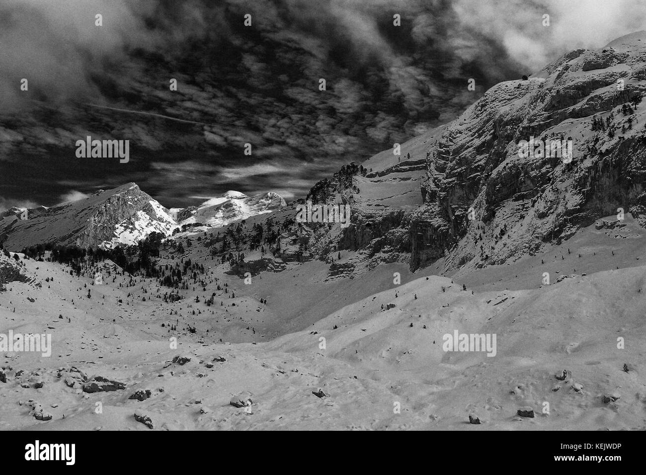 Schwarze und weiße Winter im prokletije/bjeshket e namuna Berge (verflucht Berge oder Verfluchten Berge oder Albanische Alpen) an der Grenze zwischen Alb Stockfoto