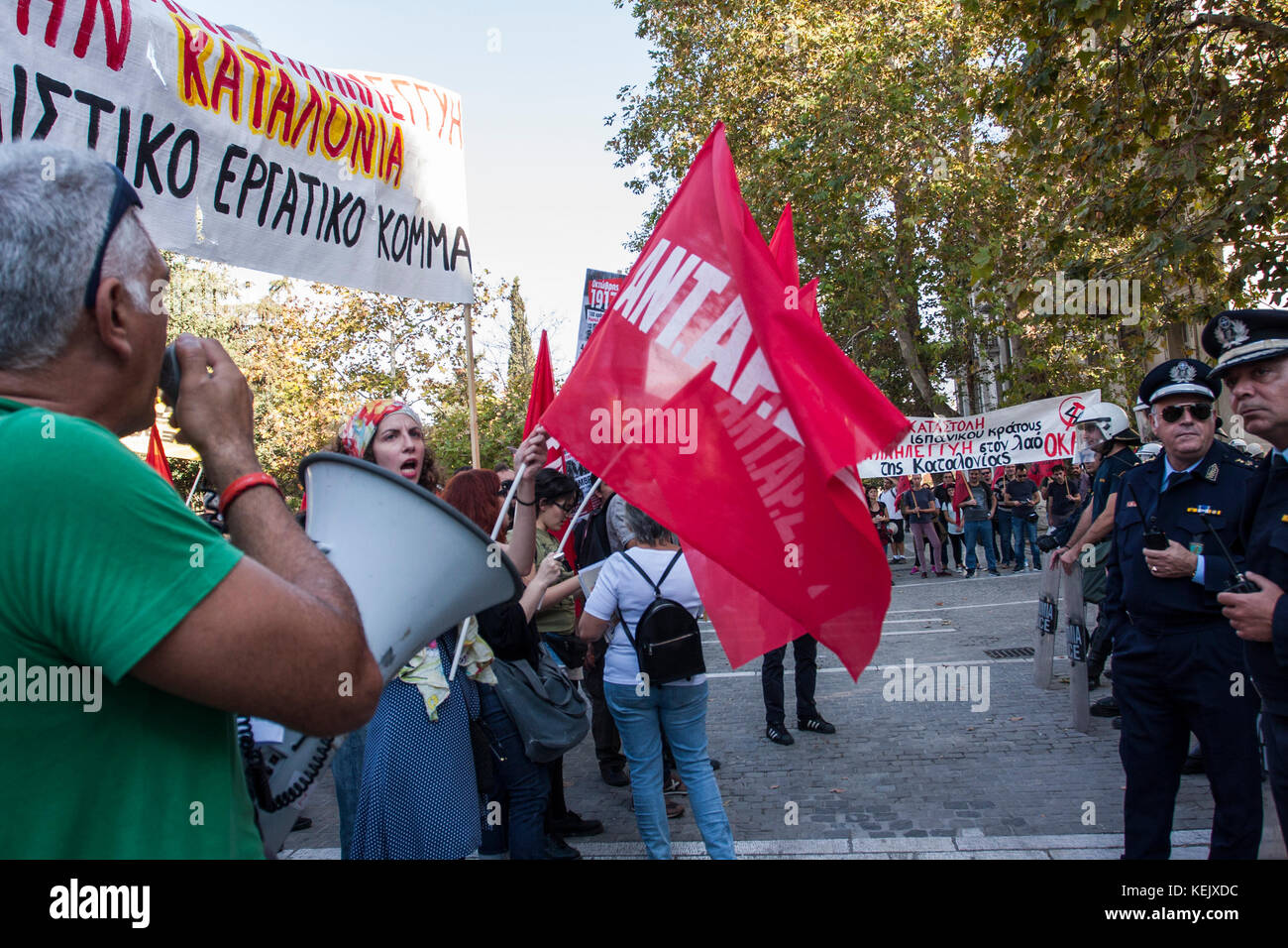 Athen, Griechenland. 21 Okt, 2017. Griechische Linke in Athen zur Unterstützung der Referendum in Katalonien zeigen und gegen den Angriff der spanischen Polizei während der Abstimmung in Katalonien. Credit: George panagakis/Pacific Press/alamy leben Nachrichten Stockfoto