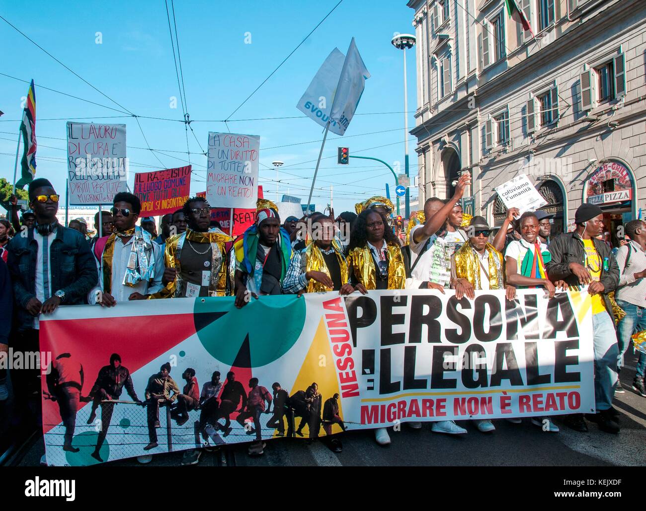 Rom, Italien. 21 Okt, 2017. Demonstration für Gleichberechtigung und gegen alle Formen des Rassismus, der für ius soli und humanitäre Korridore, gegen grenzüberschreitende Outsourcing, Lager in Italien und Libyen, die diskriminierenden Gesetze gefördert, die von den Ministern Orlando und minniti. Credit: patrizia cortellessa/Pacific Press/alamy leben Nachrichten Stockfoto