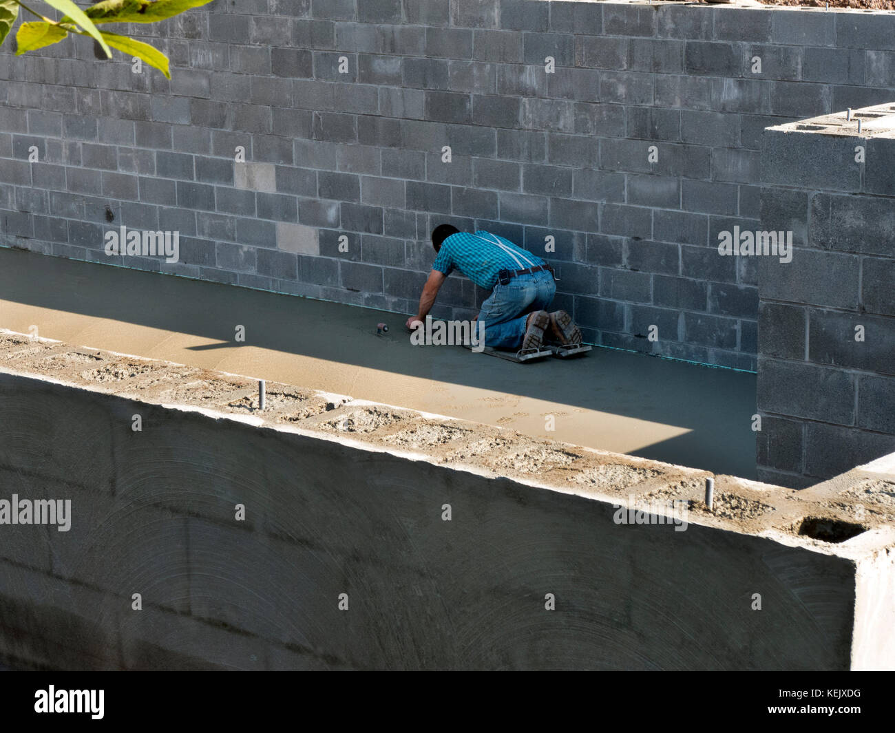Maurer und Maurerinnen arbeiten am neuen Haus. Stockfoto