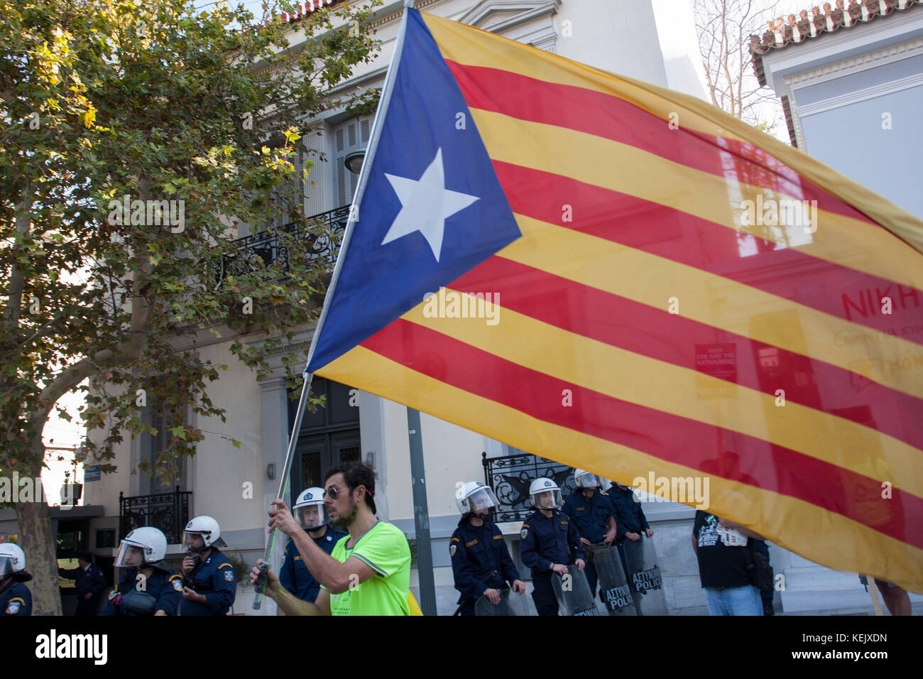 Athen, Griechenland. 21 Okt, 2017. Griechische Linke in Athen zur Unterstützung der Referendum in Katalonien zeigen und gegen den Angriff der spanischen Polizei während der Abstimmung in Katalonien. Credit: George panagakis/Pacific Press/alamy leben Nachrichten Stockfoto