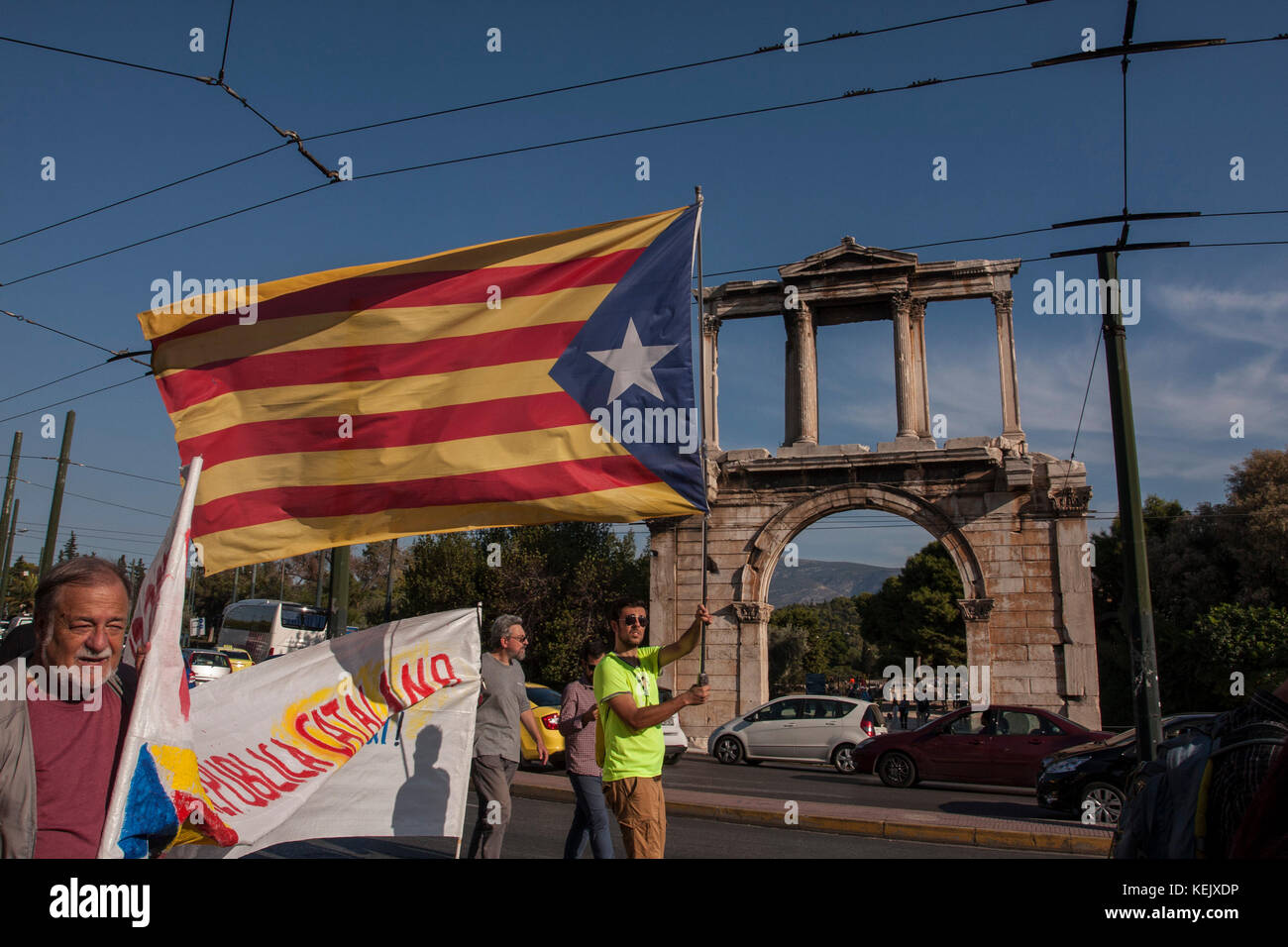 Athen, Griechenland. 21 Okt, 2017. Griechische Linke in Athen zur Unterstützung der Referendum in Katalonien zeigen und gegen den Angriff der spanischen Polizei während der Abstimmung in Katalonien. Credit: George panagakis/Pacific Press/alamy leben Nachrichten Stockfoto