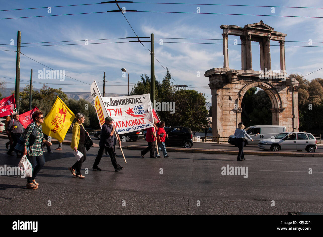 Athen, Griechenland. 21 Okt, 2017. Griechische Linke in Athen zur Unterstützung der Referendum in Katalonien zeigen und gegen den Angriff der spanischen Polizei während der Abstimmung in Katalonien. Credit: George panagakis/Pacific Press/alamy leben Nachrichten Stockfoto