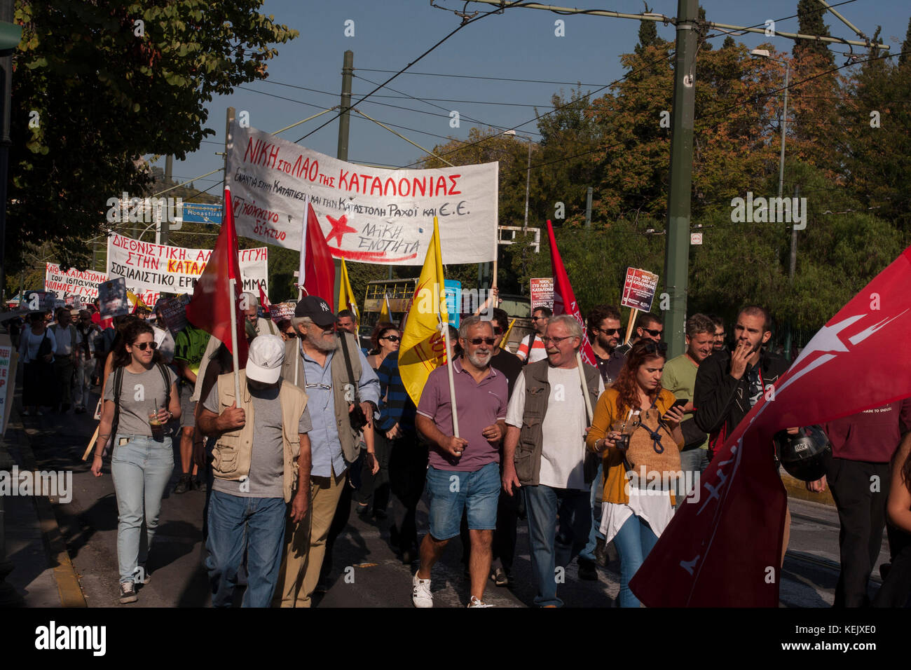 Athen, Griechenland. 21 Okt, 2017. Griechische Linke in Athen zur Unterstützung der Referendum in Katalonien zeigen und gegen den Angriff der spanischen Polizei während der Abstimmung in Katalonien. Credit: George panagakis/Pacific Press/alamy leben Nachrichten Stockfoto