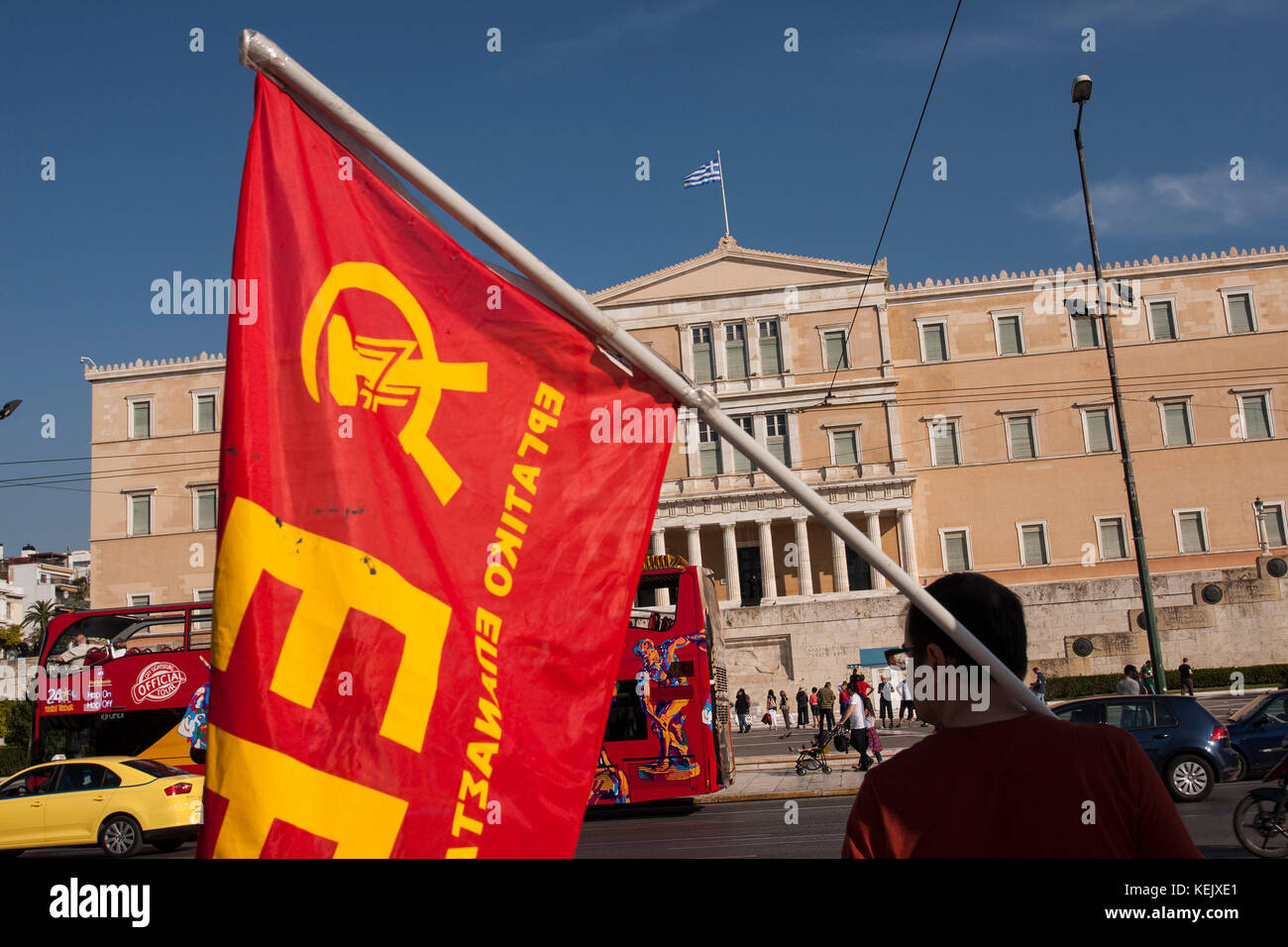 Athen, Griechenland. 21 Okt, 2017. Griechische Linke in Athen zur Unterstützung der Referendum in Katalonien zeigen und gegen den Angriff der spanischen Polizei während der Abstimmung in Katalonien. Credit: George panagakis/Pacific Press/alamy leben Nachrichten Stockfoto