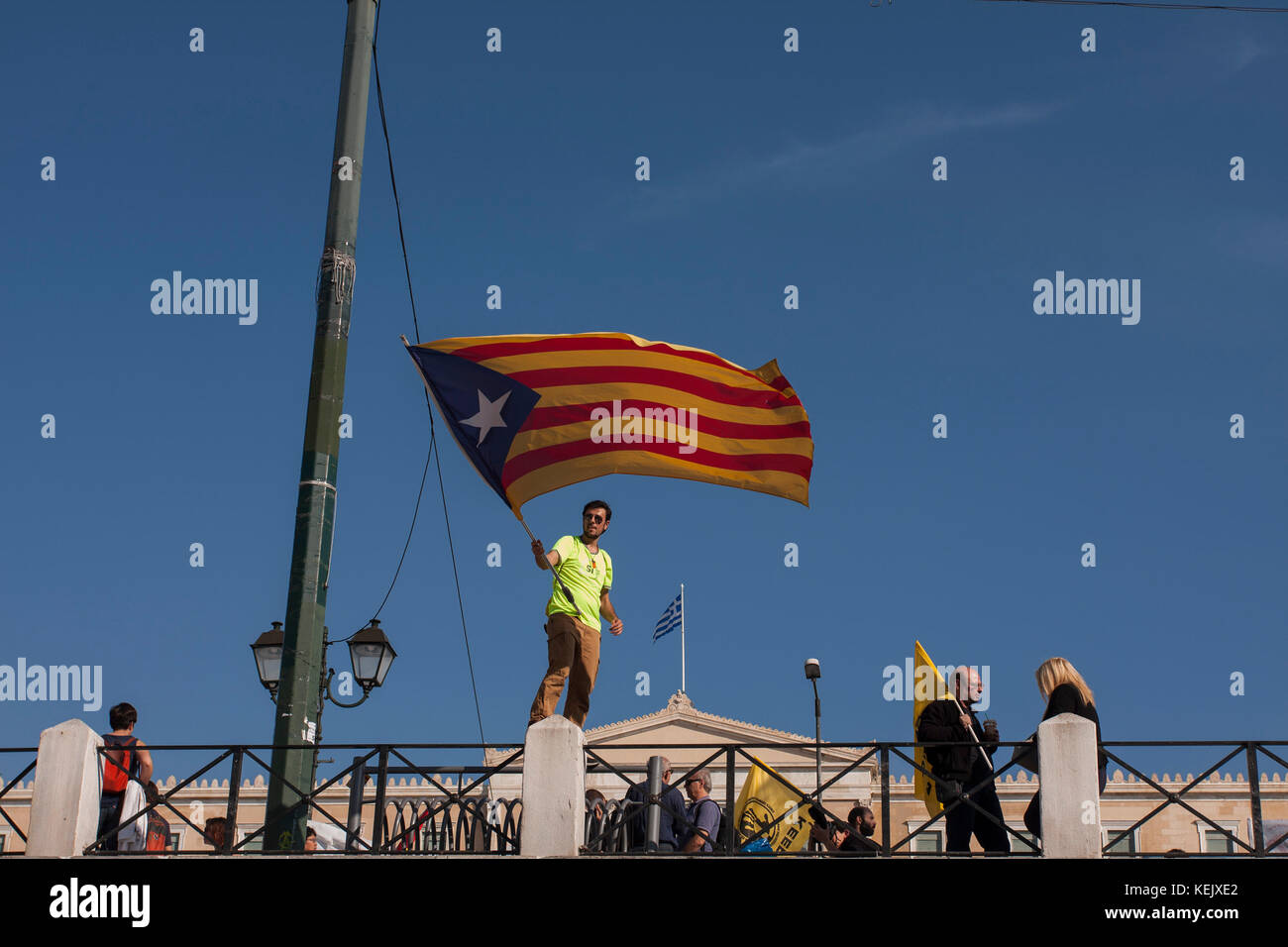 Athen, Griechenland. 21 Okt, 2017. Griechische Linke in Athen zur Unterstützung der Referendum in Katalonien zeigen und gegen den Angriff der spanischen Polizei während der Abstimmung in Katalonien. Credit: George panagakis/Pacific Press/alamy leben Nachrichten Stockfoto