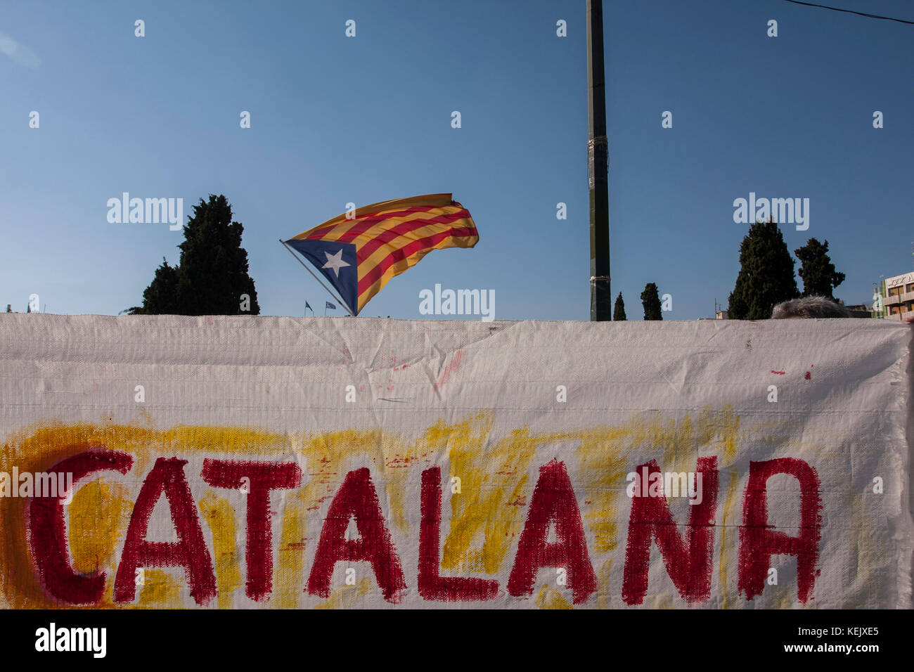 Athen, Griechenland. 21 Okt, 2017. Griechische Linke in Athen zur Unterstützung der Referendum in Katalonien zeigen und gegen den Angriff der spanischen Polizei während der Abstimmung in Katalonien. Credit: George panagakis/Pacific Press/alamy leben Nachrichten Stockfoto