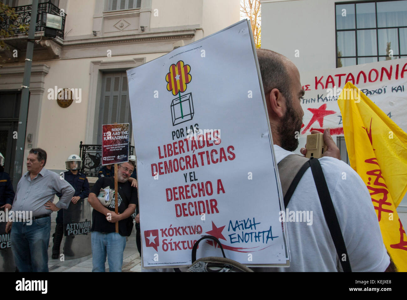 Athen, Griechenland. 21 Okt, 2017. Griechische Linke in Athen zur Unterstützung der Referendum in Katalonien zeigen und gegen den Angriff der spanischen Polizei während der Abstimmung in Katalonien. Credit: George panagakis/Pacific Press/alamy leben Nachrichten Stockfoto