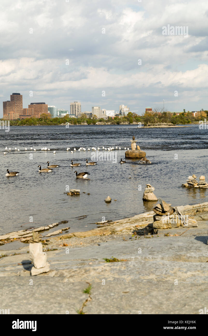 2017 inukshuks: Für mehr als 30 Jahre inukshuks, oder Balanced Rock Skulpturen, haben bei remics Stromschnellen auf dem Ottawa River, westlich von Downtown ot Stockfoto