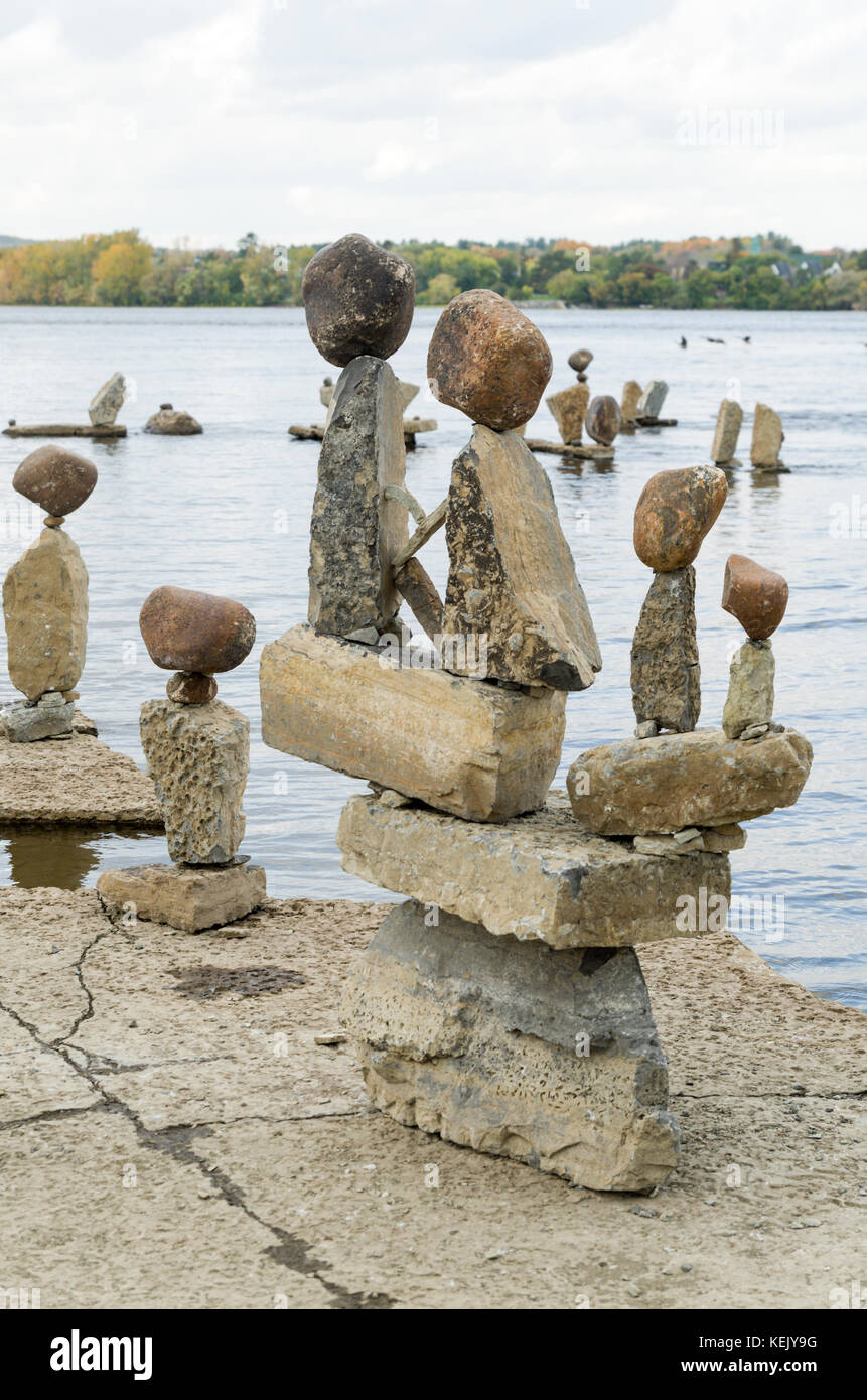 2017 inukshuks: Für mehr als 30 Jahre inukshuks, oder Balanced Rock Skulpturen, haben bei remics Stromschnellen auf dem Ottawa River, westlich von Downtown ot Stockfoto