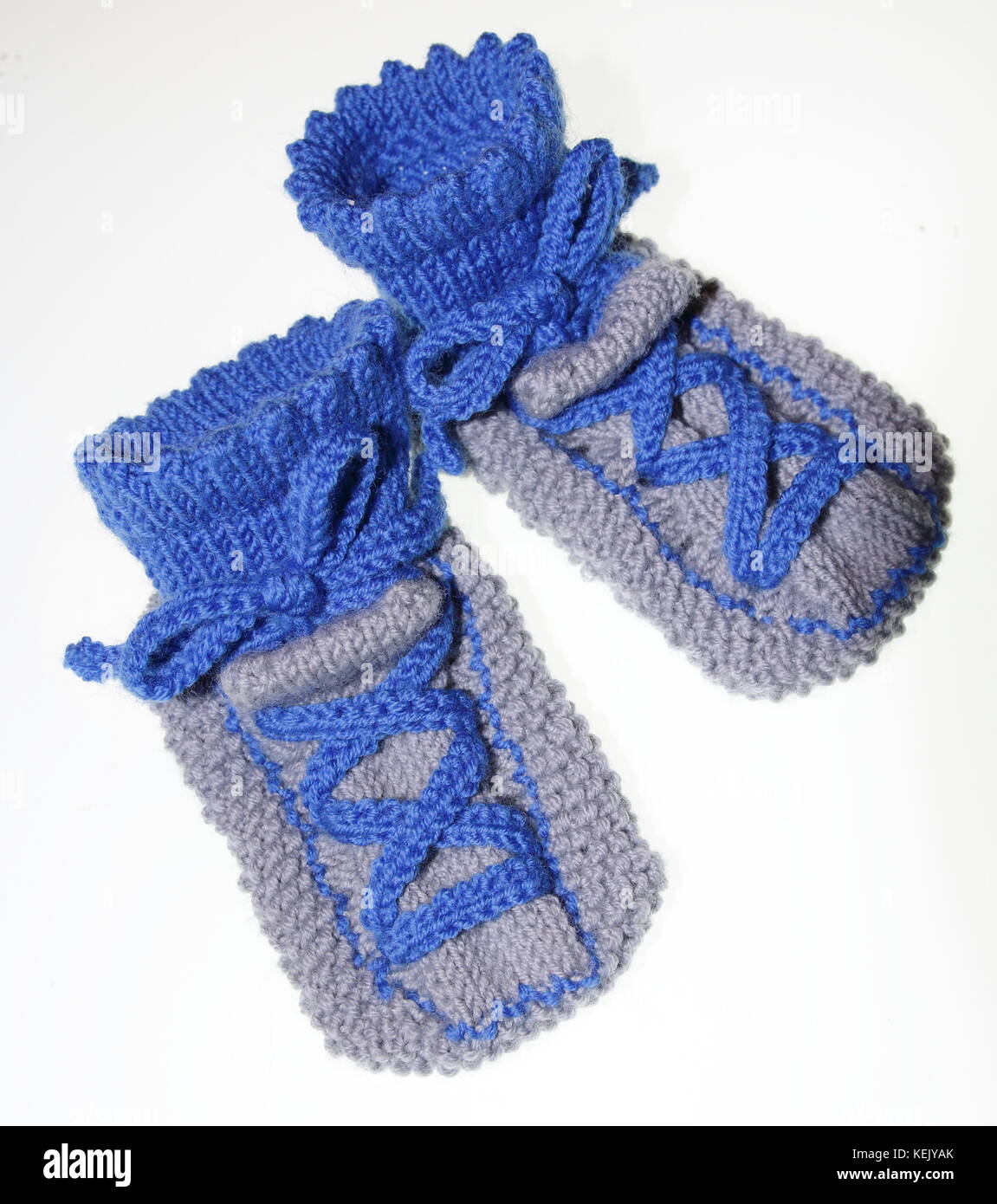 Jungen Baby Socken, Strümpfe, gestrickt im Turnschuh Suchen Stockfoto