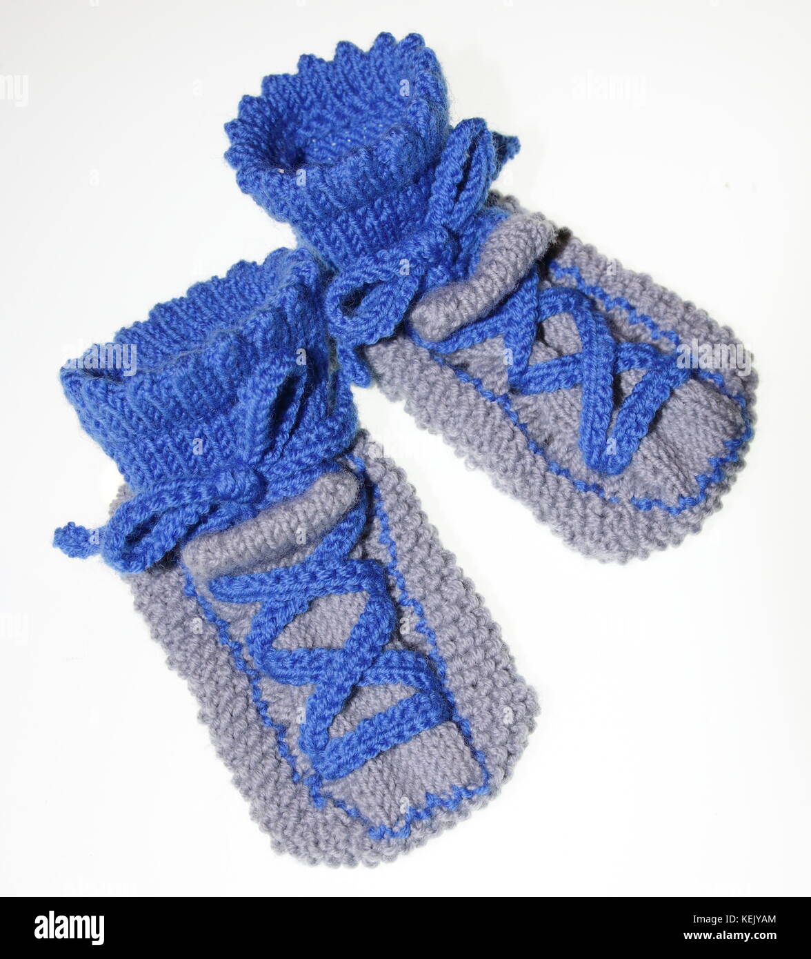 Jungen Baby Socken, Strümpfe, gestrickt im Turnschuh Suchen Stockfoto