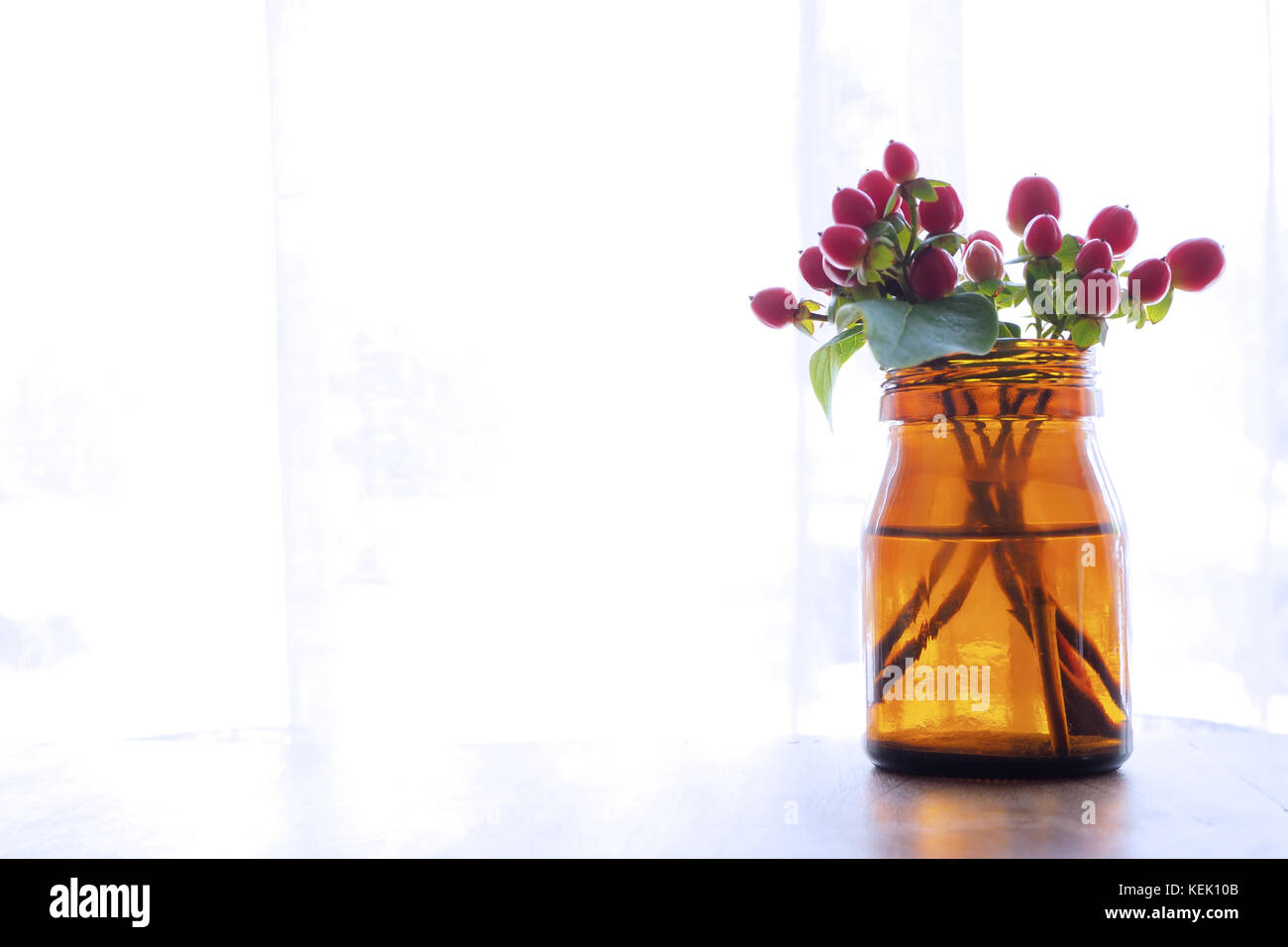 Transparente Braunglas Flasche Vase auf dem Tisch Dekoration im Wohnzimmer. Stockfoto
