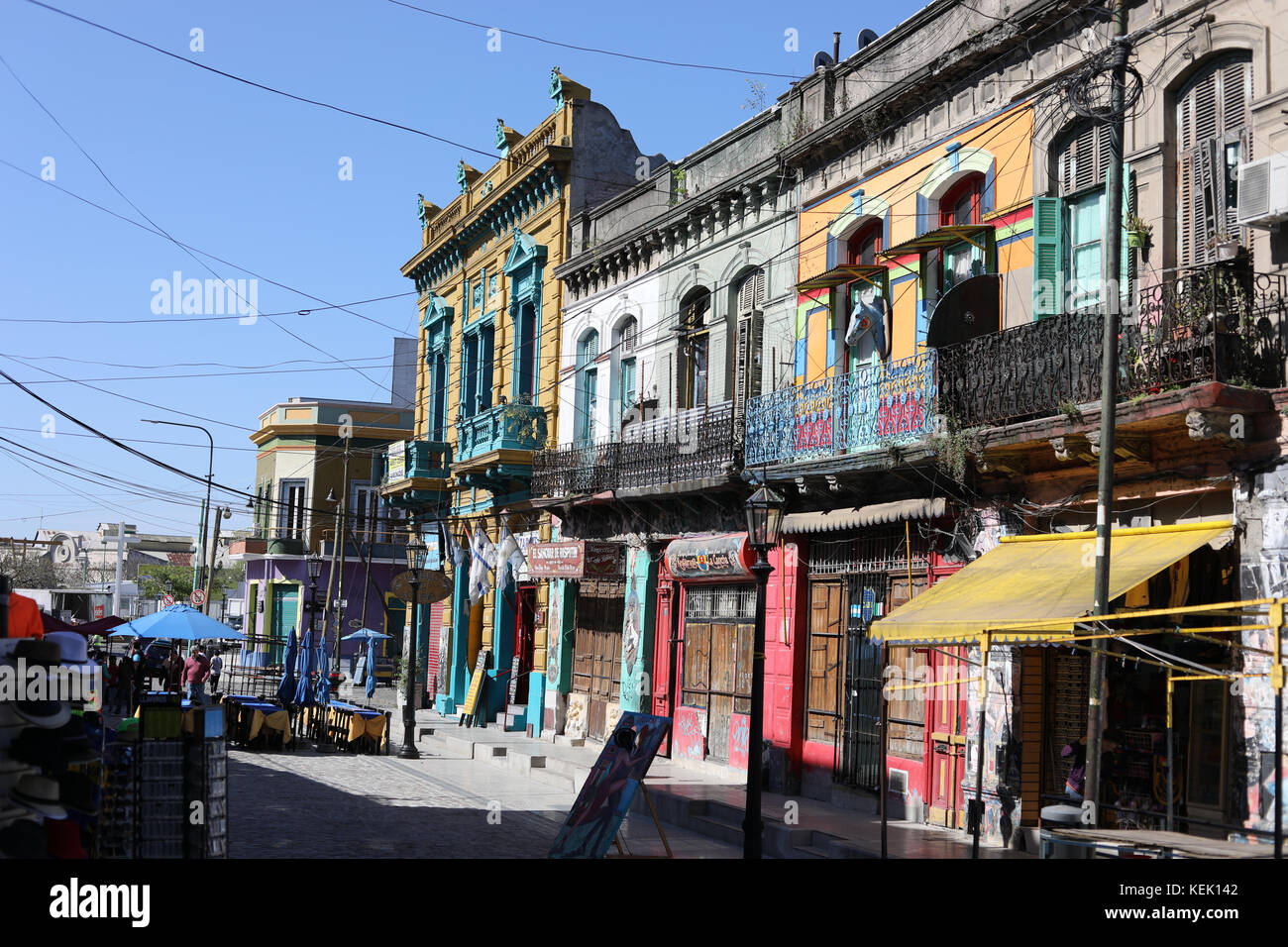 CAMINITO, LA BOCA, BUENOS AIRES, ARGENTINIEN - Oktober 2017 - Typische Straße von caminito in der Nachbarschaft von La Boca. Stockfoto