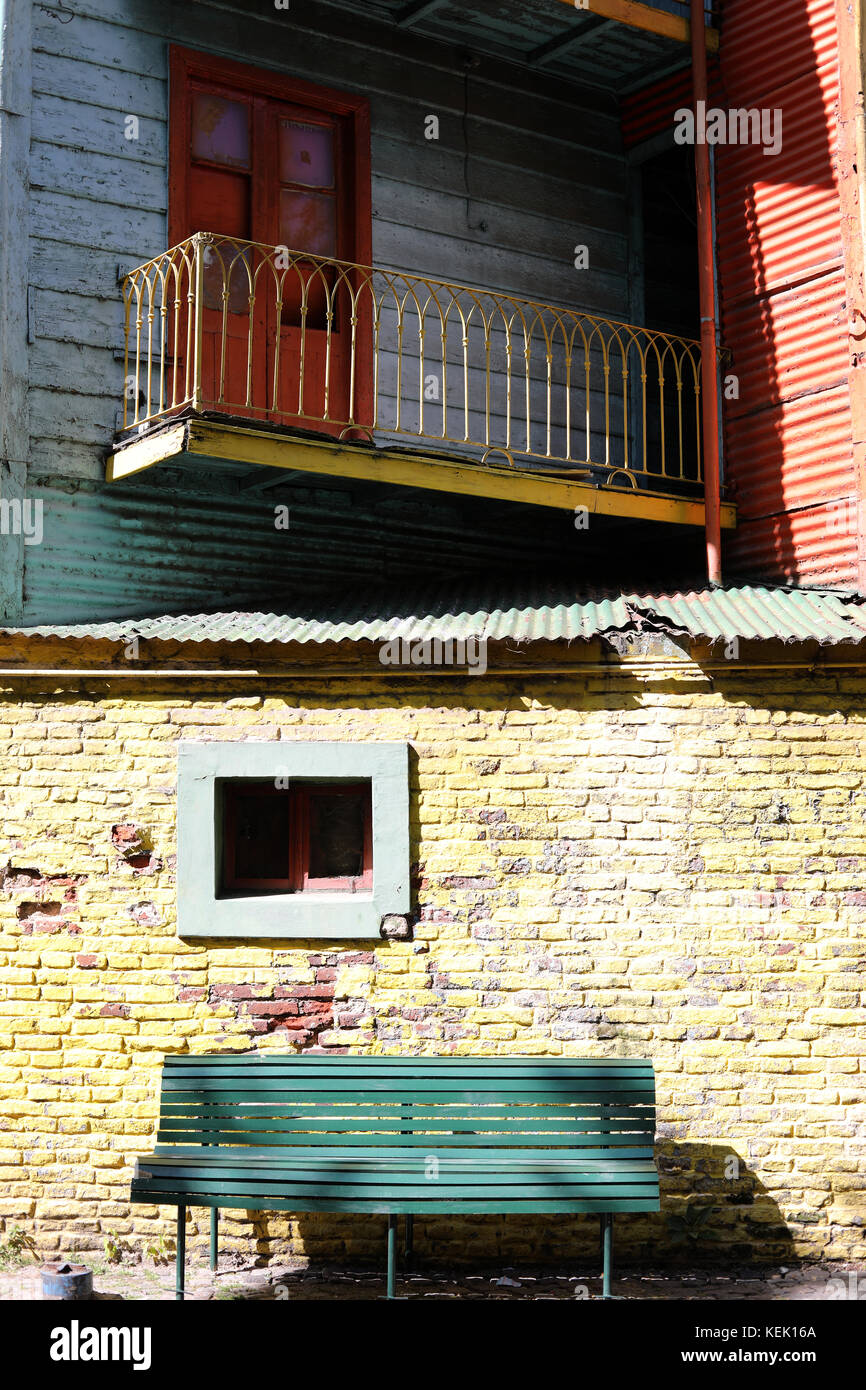 CAMINITO, LA BOCA, BUENOS AIRES, ARGENTINIEN - Oktober 2017 - typische Haus der Caminito in der Nachbarschaft von La Boca. Eine alte Bank ist auf der Stre gesehen Stockfoto
