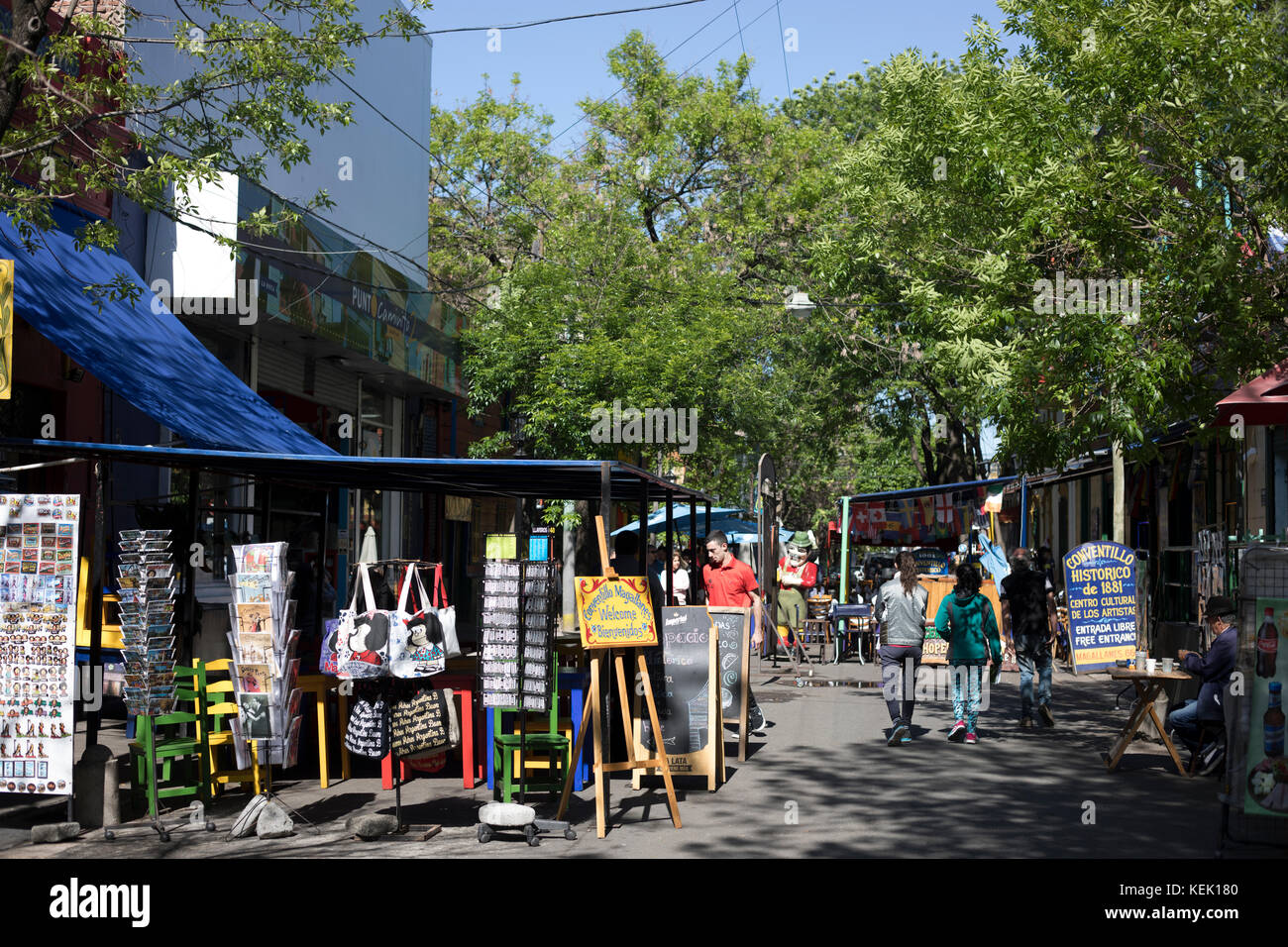 CAMINITO, LA BOCA, BUENOS AIRES, ARGENTINIEN - Oktober 2017 - Geschäfte von hadcraft waren in Caminito in der Nachbarschaft von La Boca. Stockfoto