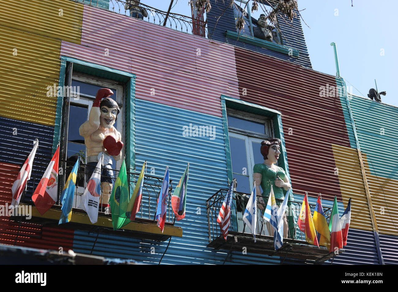 CAMINITO, LA BOCA, BUENOS AIRES, ARGENTINIEN - Oktober 2017 - handgefertigte Puppe von Carlos Monzon (Boxer) hängen vom Fenster eines typischen Hauses in Camin Stockfoto