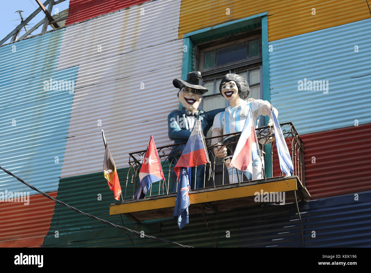 CAMINITO, LA BOCA, BUENOS AIRES, ARGENTINIEN - Oktober 2017 - Handarbeit Puppen von Carlos Gardel (Musiker) und Diego Armando Maradona (Fußballspieler-DT Stockfoto