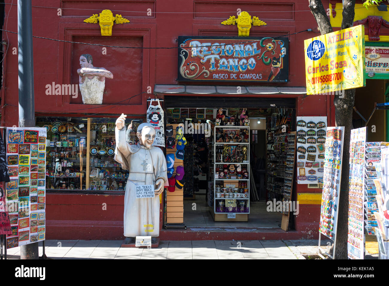 CAMINITO, LA BOCA, BUENOS AIRES, ARGENTINIEN - Oktober 2017 - Typische Shop von caminito in der Nachbarschaft von La Boca. Eine handgefertigte Puppe des Papstes Franc Stockfoto