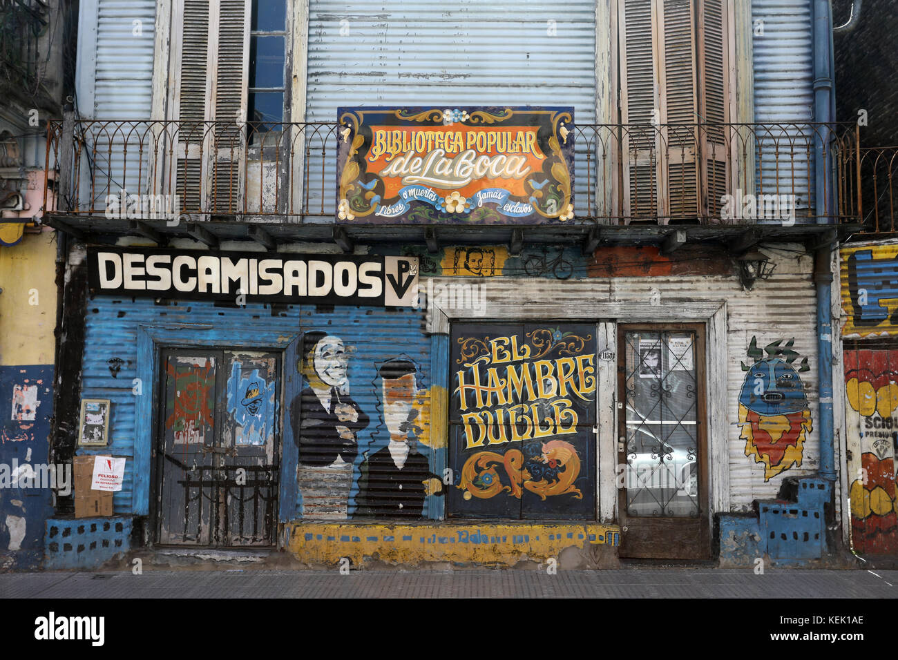 CAMINITO, LA BOCA, BUENOS AIRES, ARGENTINIEN - Oktober 2017 - typische Haus der Caminito in der Nachbarschaft von La Boca. Eine öffentliche Bibliothek ist ein t geschrieben Stockfoto