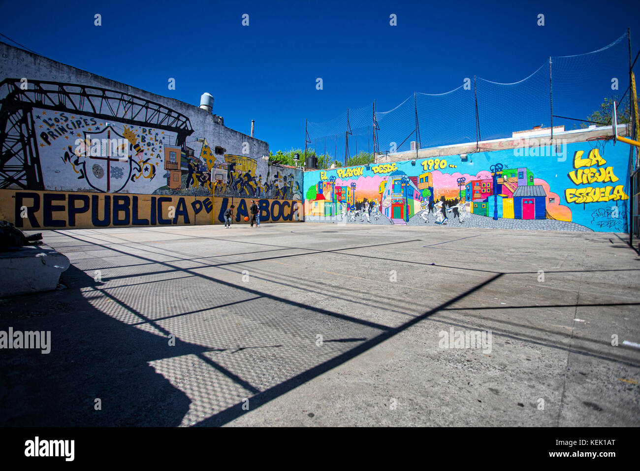 CAMINITO, LA BOCA, BUENOS AIRES, ARGENTINIEN - Oktober 2017 - einen öffentlichen Fußball- und Basketballplatz von caminito in der Nachbarschaft von La Boca. Stockfoto