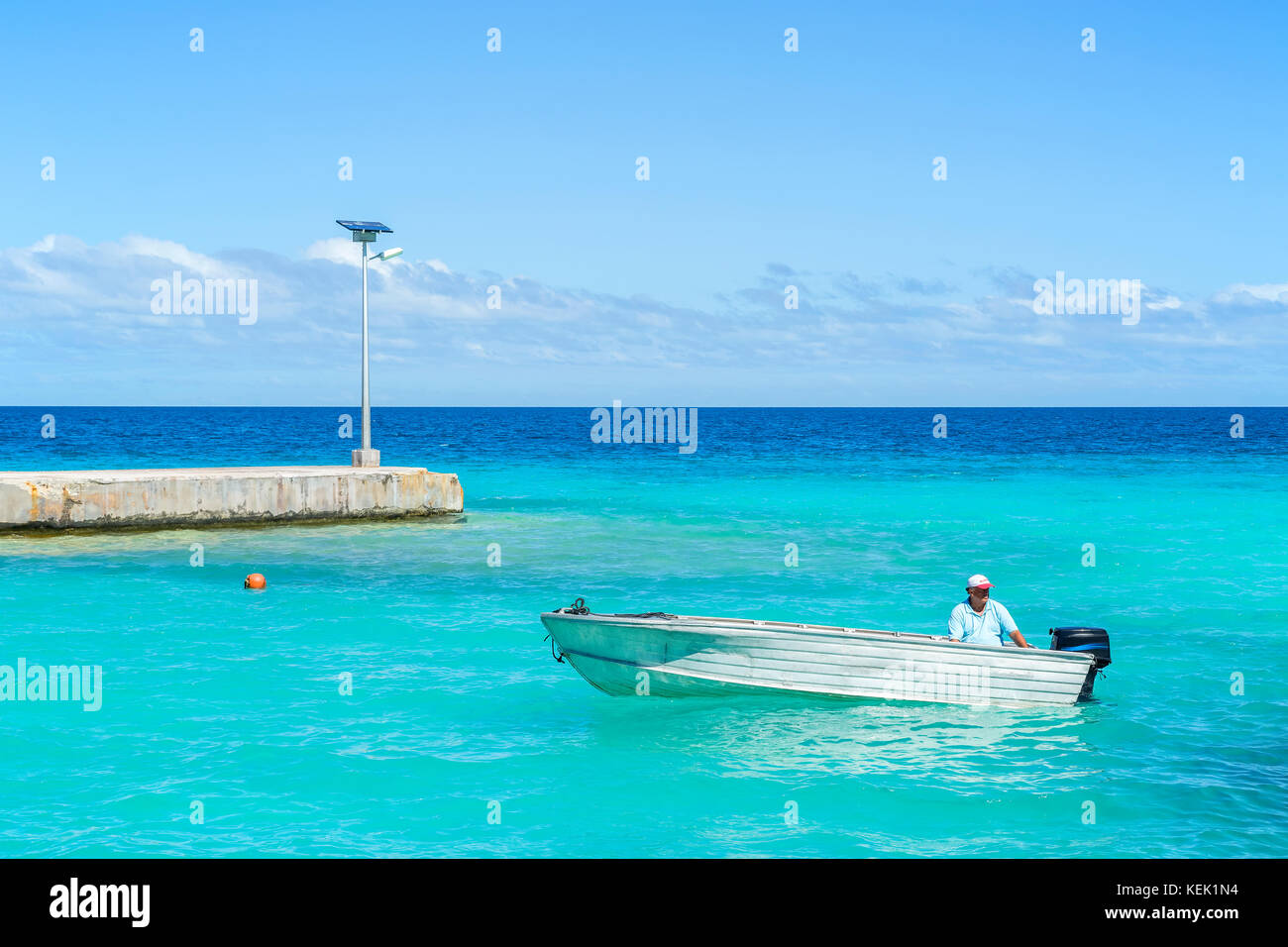 Kleines Motorboot auf See in Rangiroa, Französisch Polynesien Stockfoto