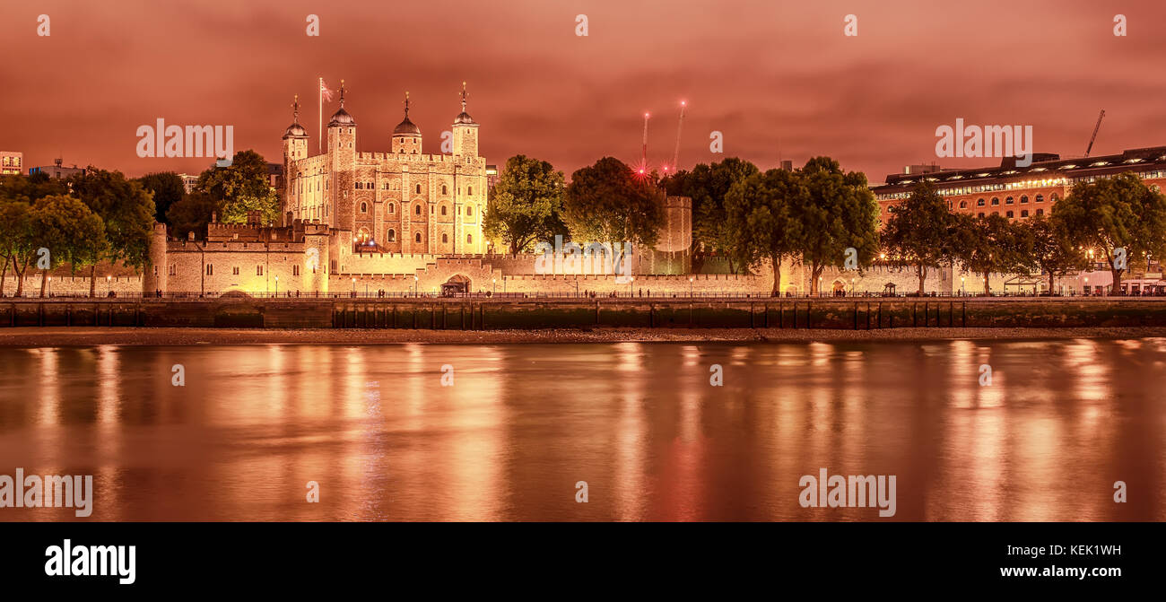 London, Großbritannien: der Turm von der Themse Stockfoto