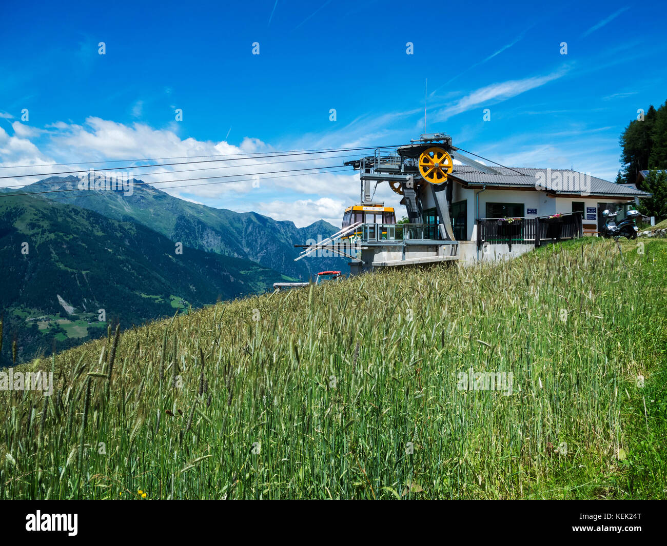 Taser, Italien - Juli 17, 2016: Seitenansicht der taser Seilbahn  Bergstation mit parkenden Gondel Stockfotografie - Alamy