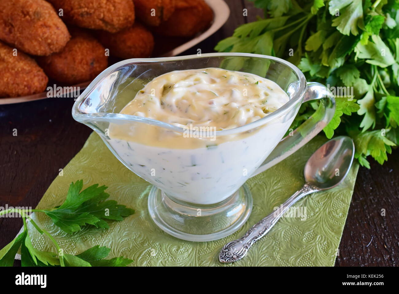 Tartar Sauce für Fisch mit Joghurt, Kapern, Knoblauch und Zitrone ...