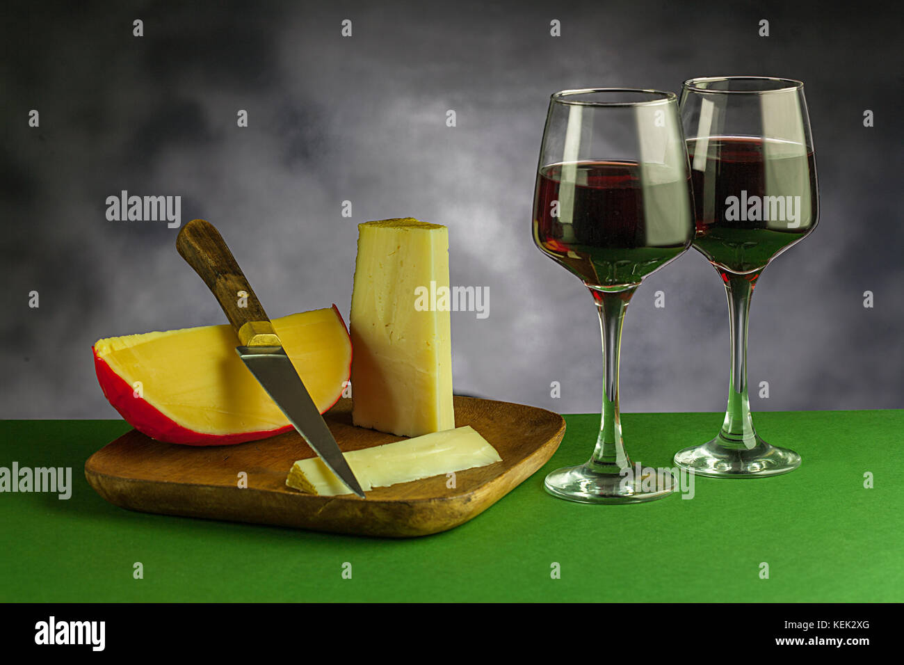 Roter Wein & Käse Stockfoto