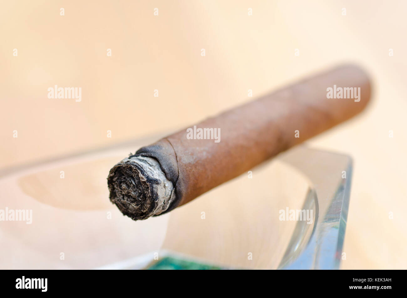 Rauchschwaden. Rauch steigt aus einer Zigarette im Aschenbecher