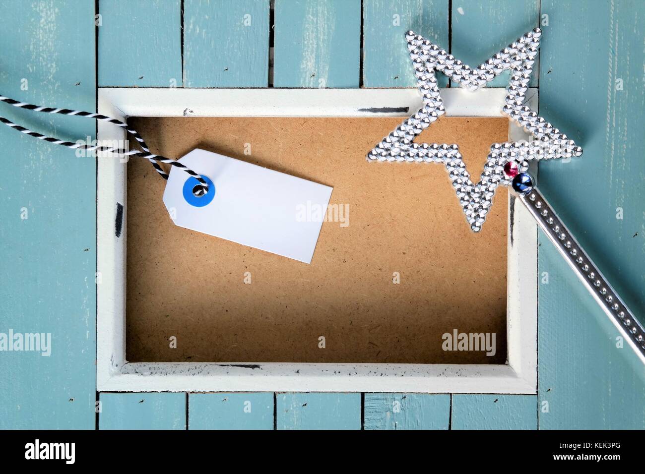 Glänzend weihnachten Stern auf blauer Rahmen, mit White Label, Text- und Holz- Hintergrund Stockfoto