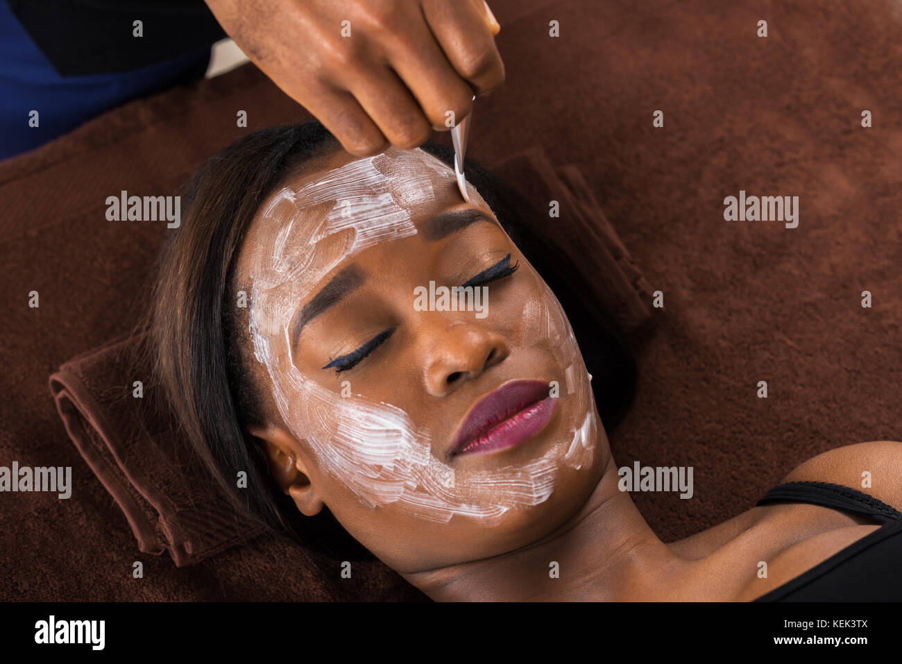 In der Nähe der Jugendlichen afrikanische Frau mit Gesichtsmaske in Spa. Stockfoto