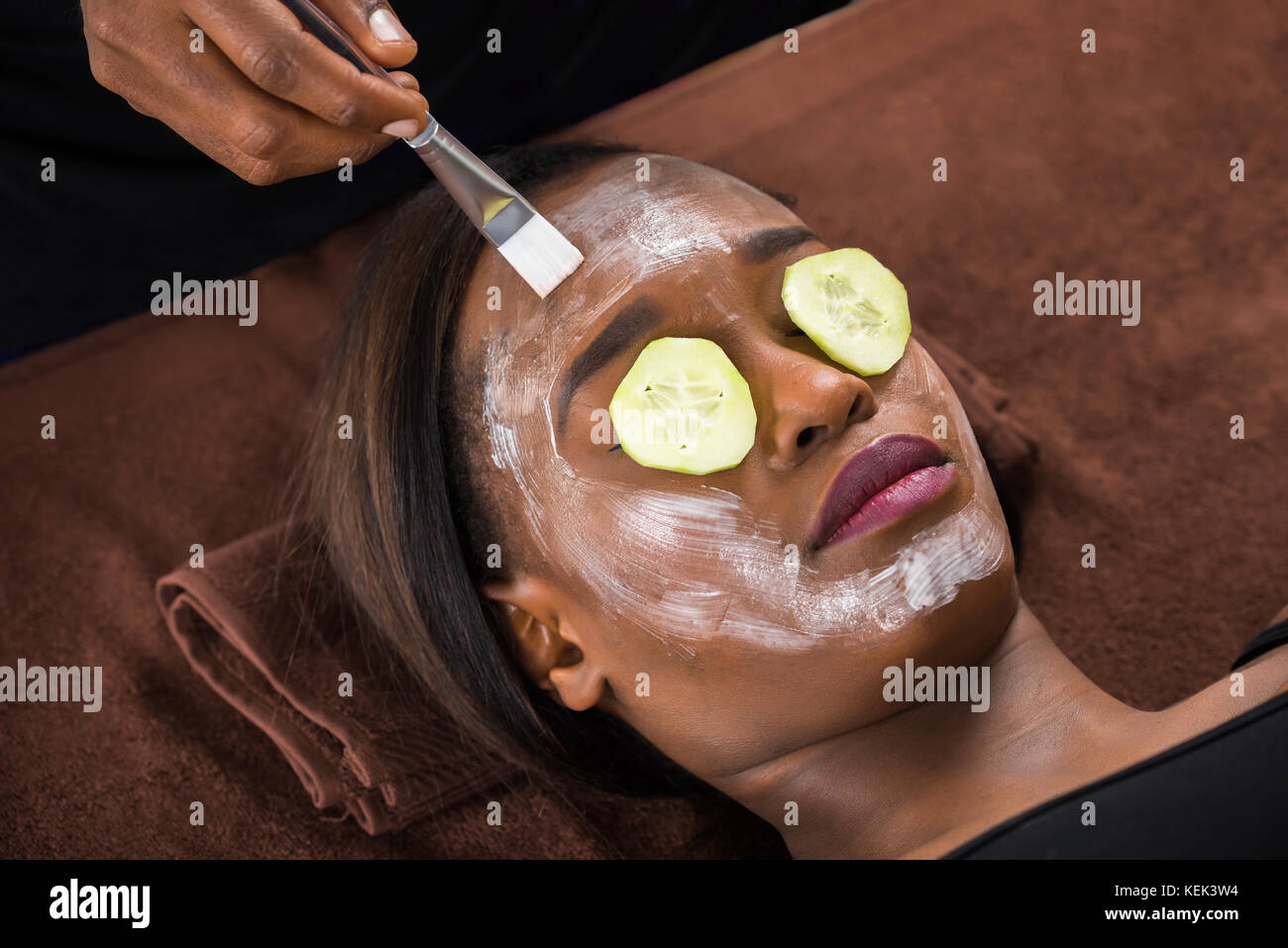 In der Nähe der afrikanischen Frau, die Gesichtsmaske in Spa. Stockfoto
