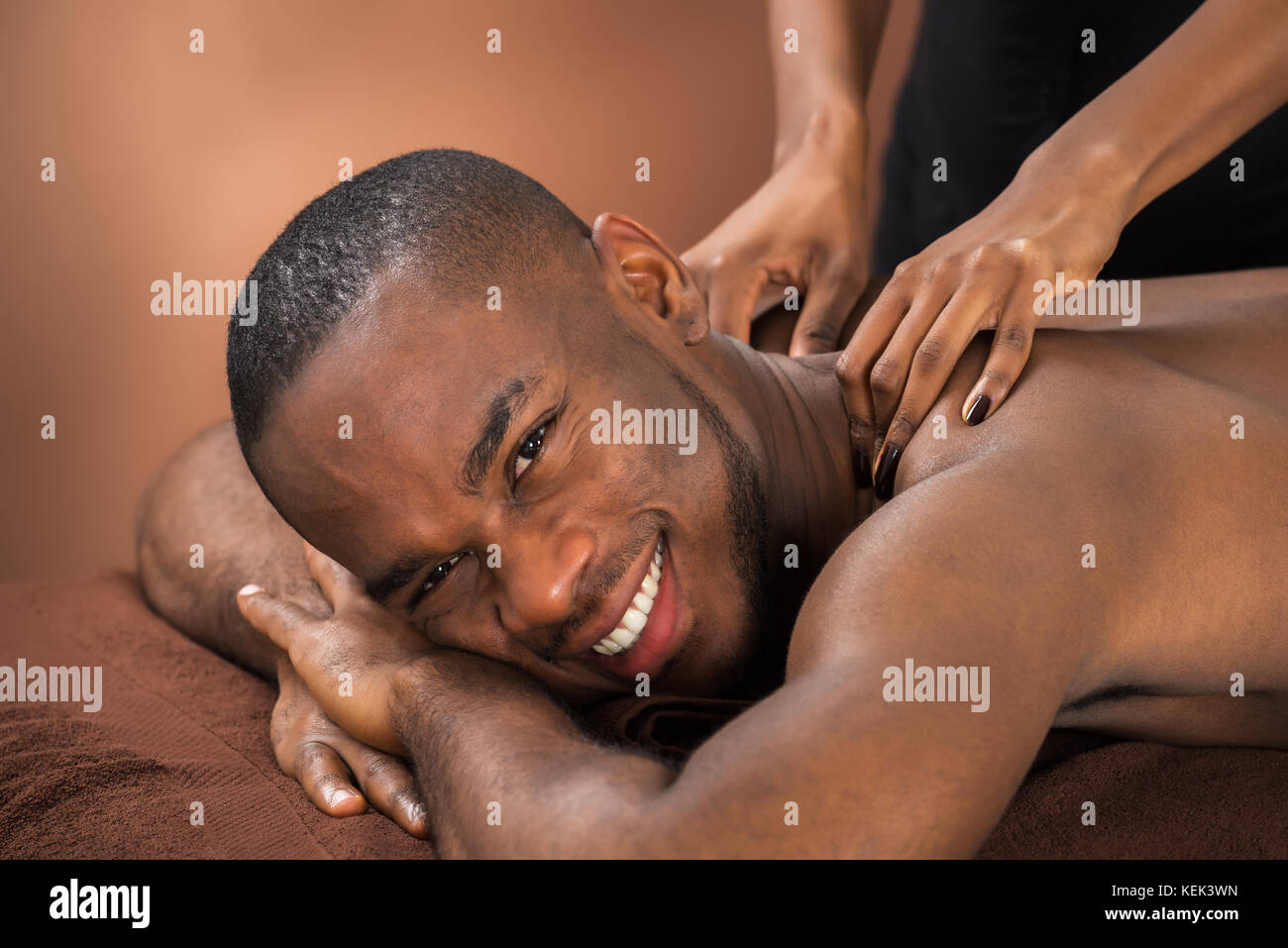 Close-up Happy afrikanischer Mann, Massage Stockfoto