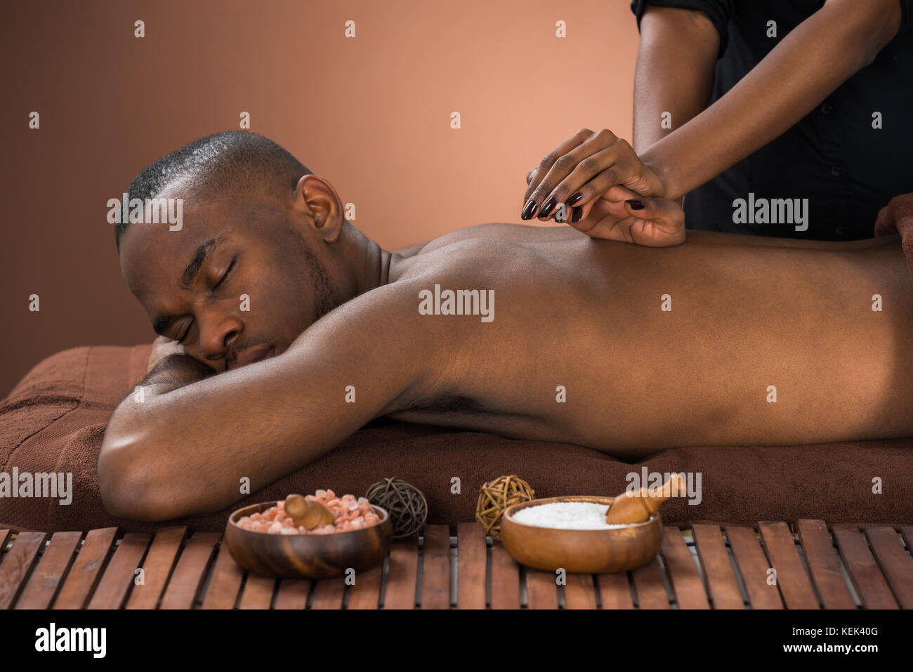 Junge afrikanische Mann, Massage im Spa Stockfoto
