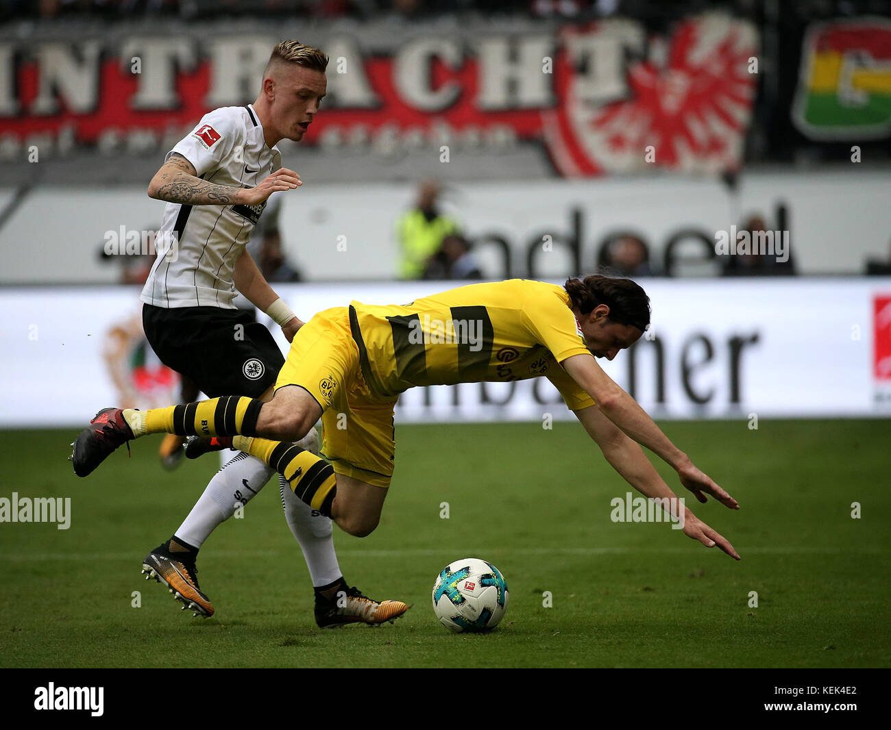 Die Frankfurter marius Wolf (l) und Dortmund neven subotic (r) in Aktion während der deutschen Bundesliga Fußballspiel zwischen Eintracht Frankfurt und Borussia Dortmund in Frankfurt am Main, Deutschland, 21. Oktober 2017. Das Spiel endete 2-2. Foto: Hasan bratic/dpa Stockfoto