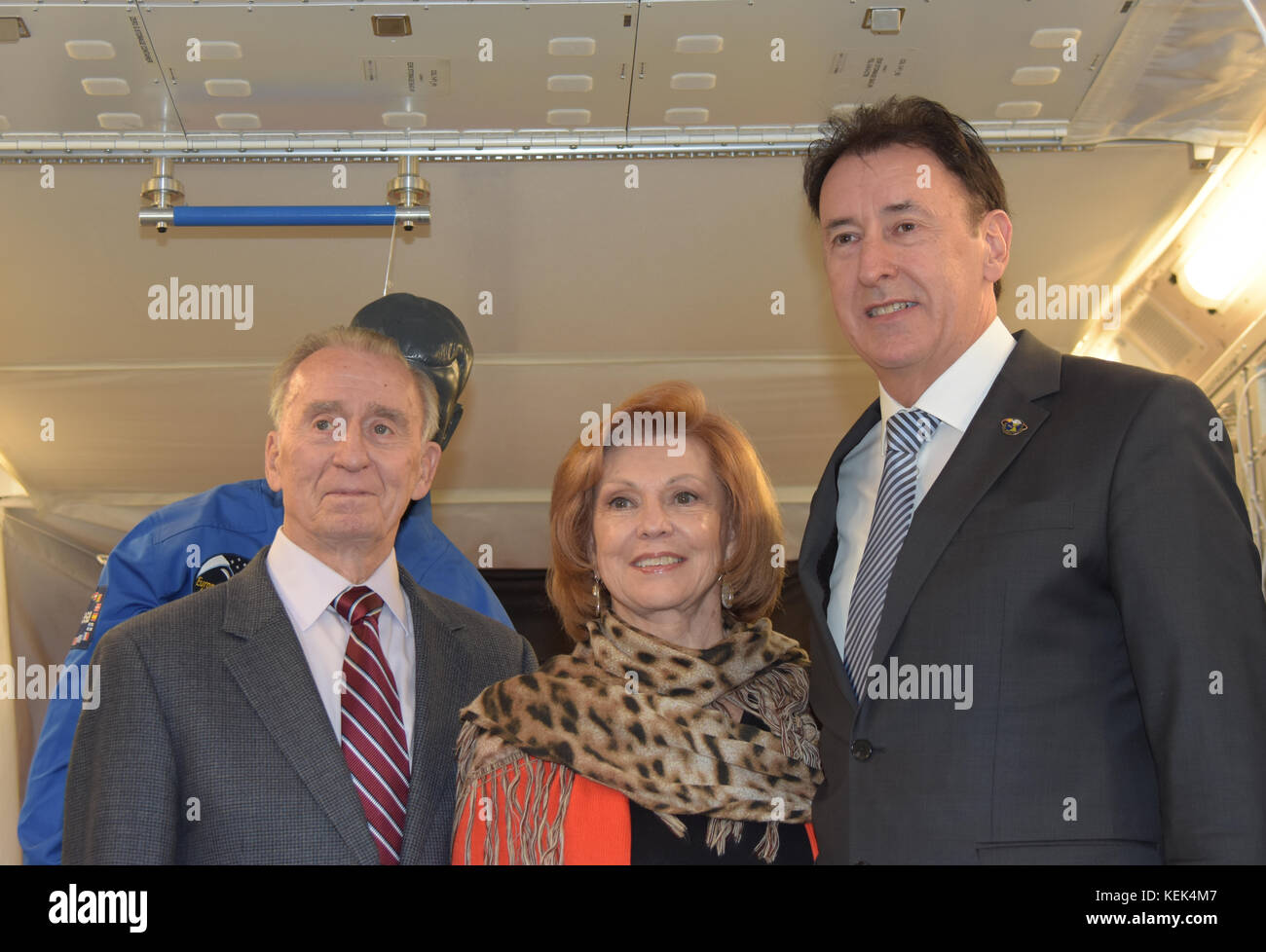 Speyer, Deutschland. 21 Okt, 2017. Apollo 7 Astronaut Ronnie Walter "Walt" Cunningham (* 16. März 1932 in Creston, Iowa, USA) Besuche im Technik Museum Speyer. Nach einer Tour durch Europas größte Raum Ausstellung zusammen mit seiner Frau Dot und Direktor Gerhard Daum, Cunningham spricht über die Art und Weise bis zu Apollo 7 und die nachfolgenden Missionen und beantwortet Fragen aus dem Publikum in einer 90-minütigen Rede und Q&A Credit: Markus Wissmann/Alamy leben Nachrichten Stockfoto