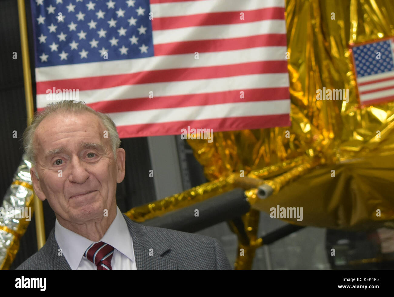 Speyer, Deutschland. 21 Okt, 2017. Apollo 7 Astronaut Ronnie Walter "Walt" Cunningham (* 16. März 1932 in Creston, Iowa, USA) Besuche im Technik Museum Speyer. Nach einer Tour durch Europas größte Raum Ausstellung zusammen mit seiner Frau Dot und Direktor Gerhard Daum, Cunningham spricht über die Art und Weise bis zu Apollo 7 und die nachfolgenden Missionen und beantwortet Fragen aus dem Publikum in einer 90-minütigen Rede und Q&A Credit: Markus Wissmann/Alamy leben Nachrichten Stockfoto